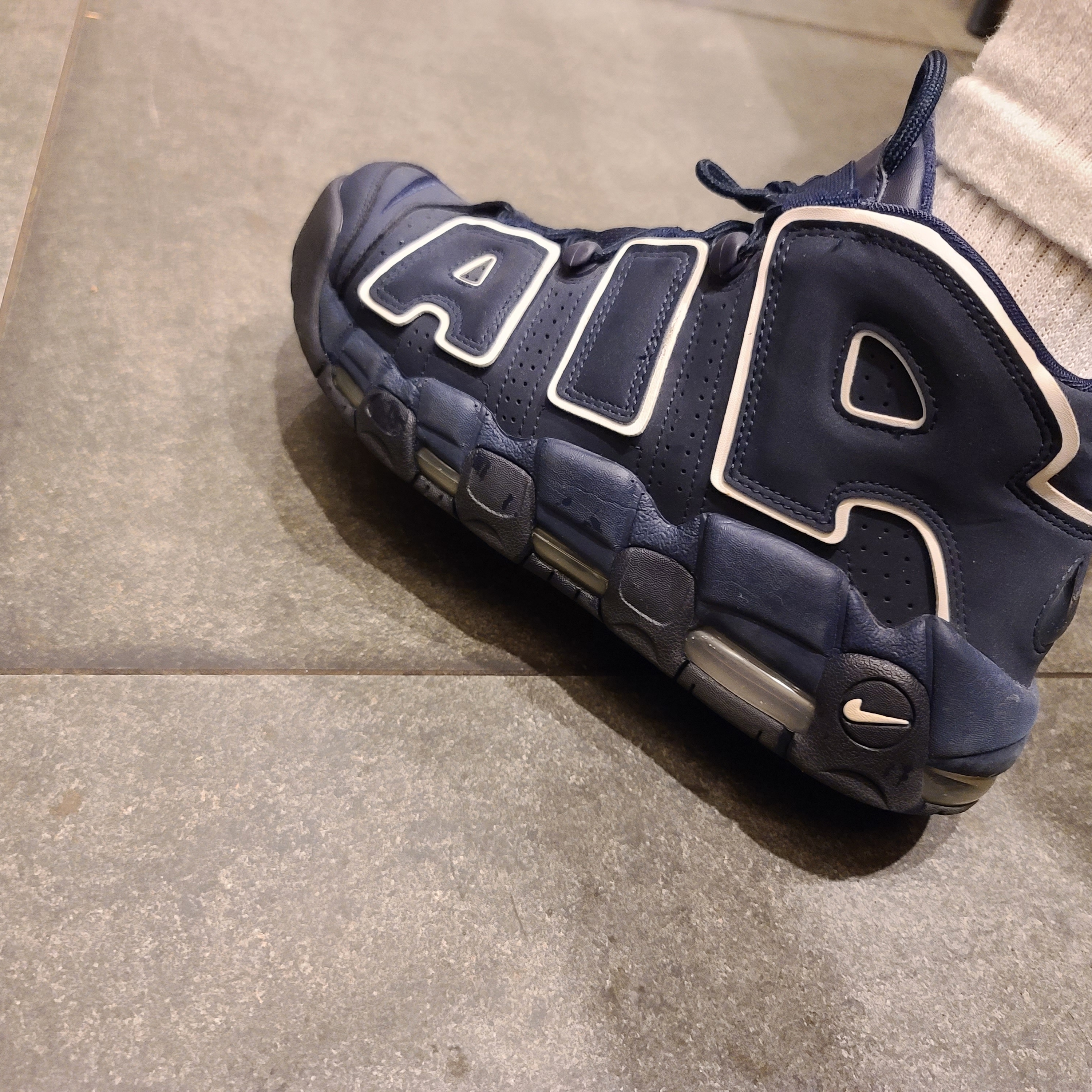 Nike Air More Uptempo Obsidian 착용 스타일 - 1