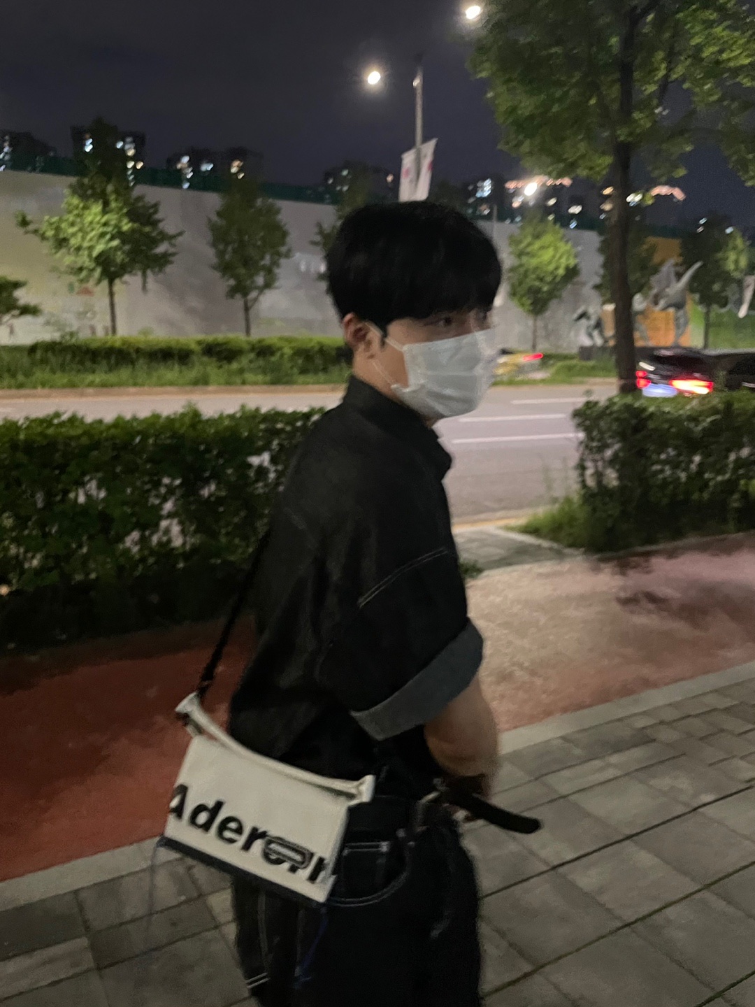 Ader Error Trace Phion Pouch White 착용 스타일 - 2