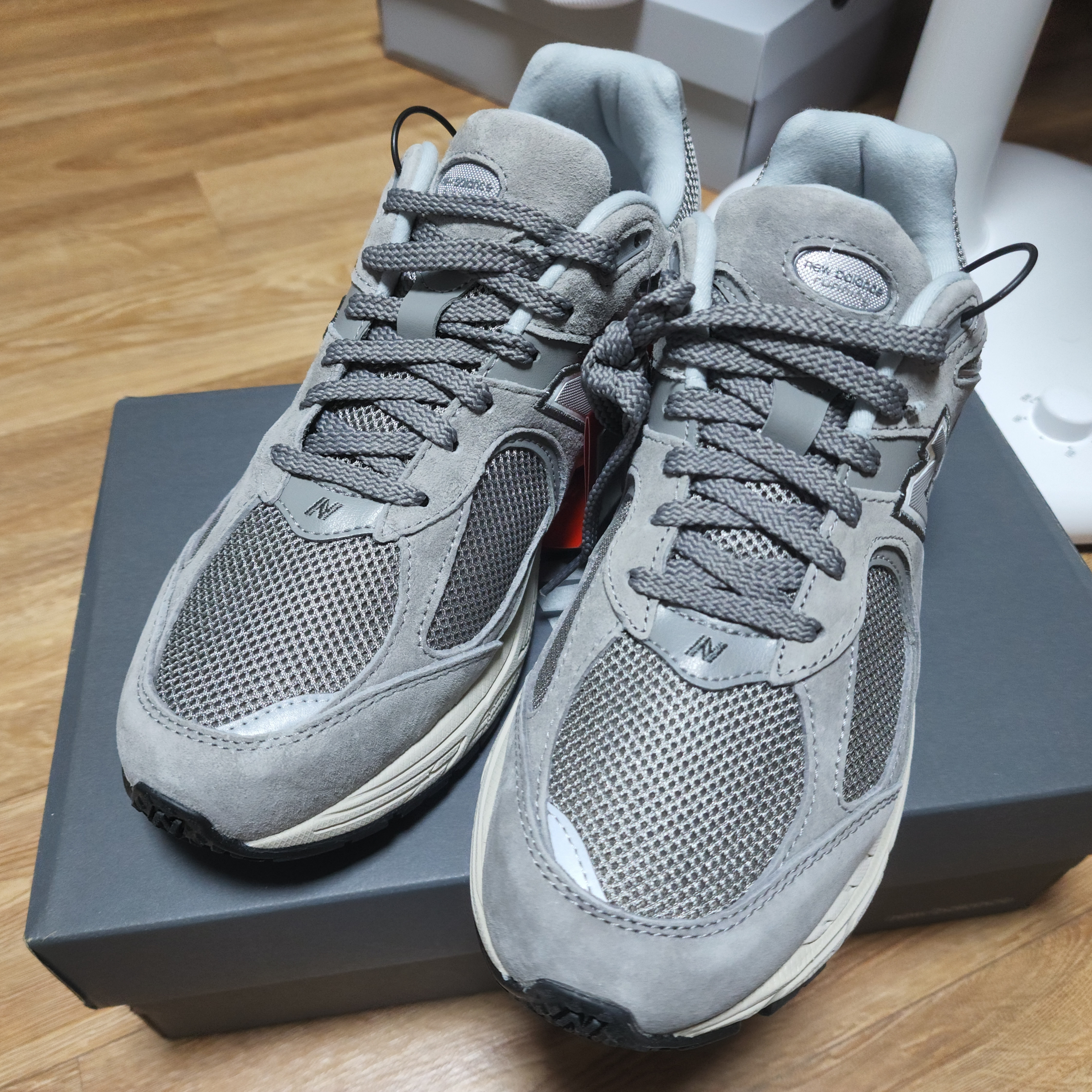 New Balance 2002R Grey 착용 스타일