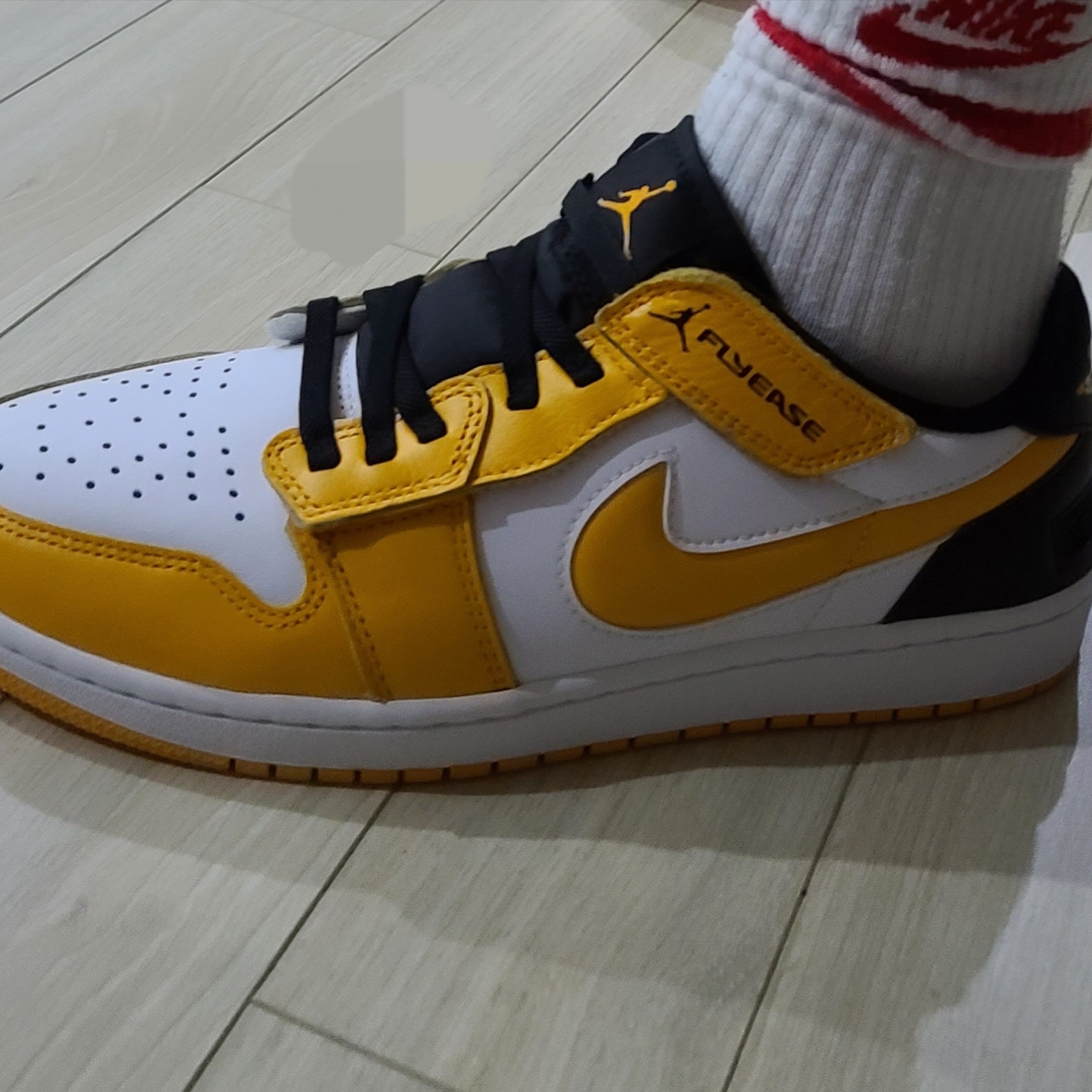 Jordan 1 Low Flyease Taxi 착용 스타일