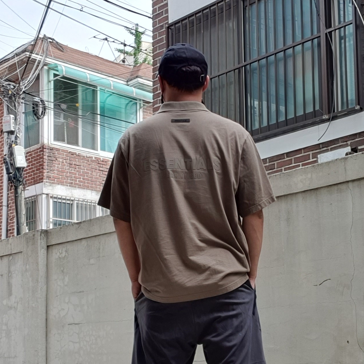 Adidas Adilette 22 Desert Sand, Essentials Short Sleeve Polo Harvest - 21FW 착용 스타일 - 2