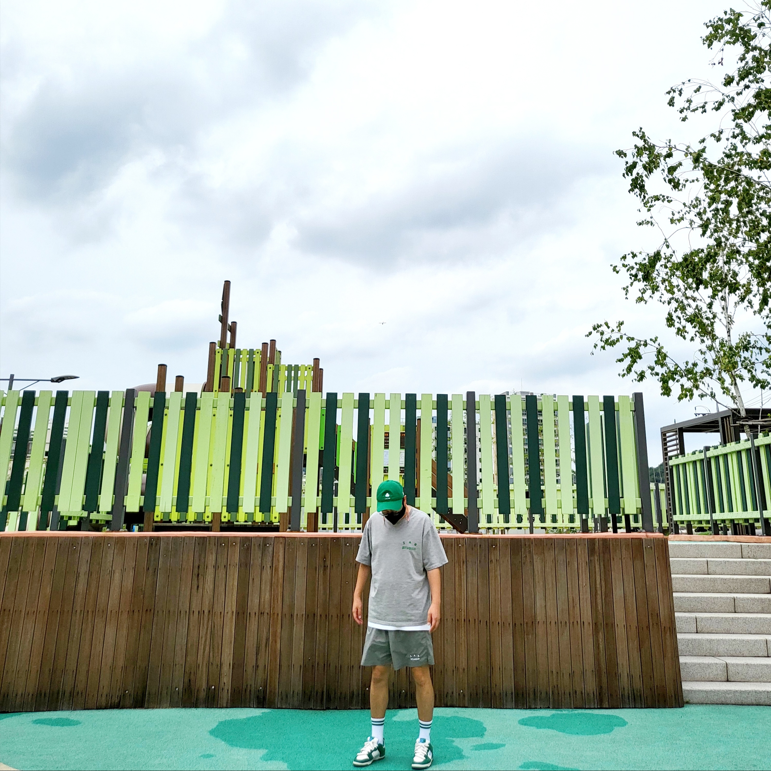 IAB Studio T-Shirt Gray Green - 22FW, IAB Studio Woven Shorts Gray 착용 스타일 - 1