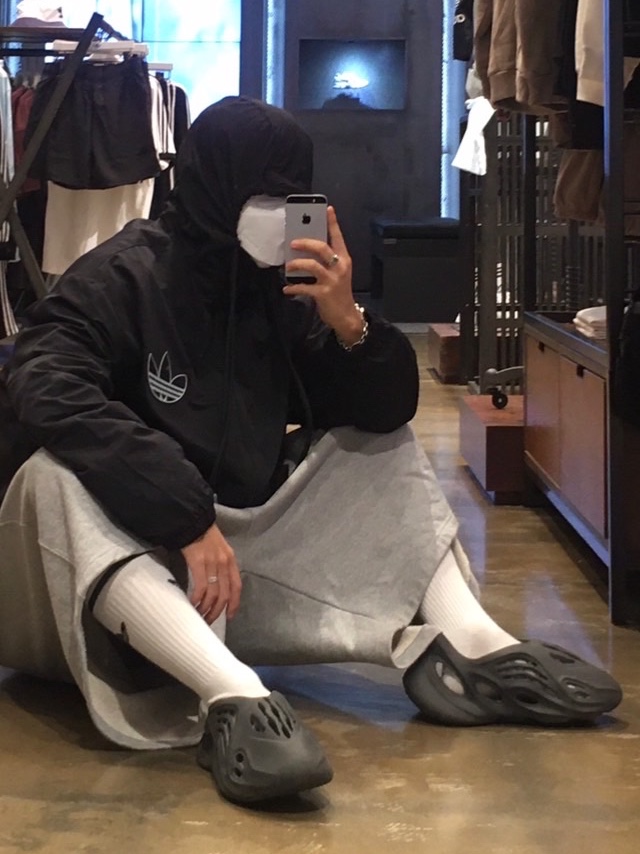 Adidas Yeezy Foam RNNR Onyx, Gucci Interlocking G Bracelet Silver 착용 스타일