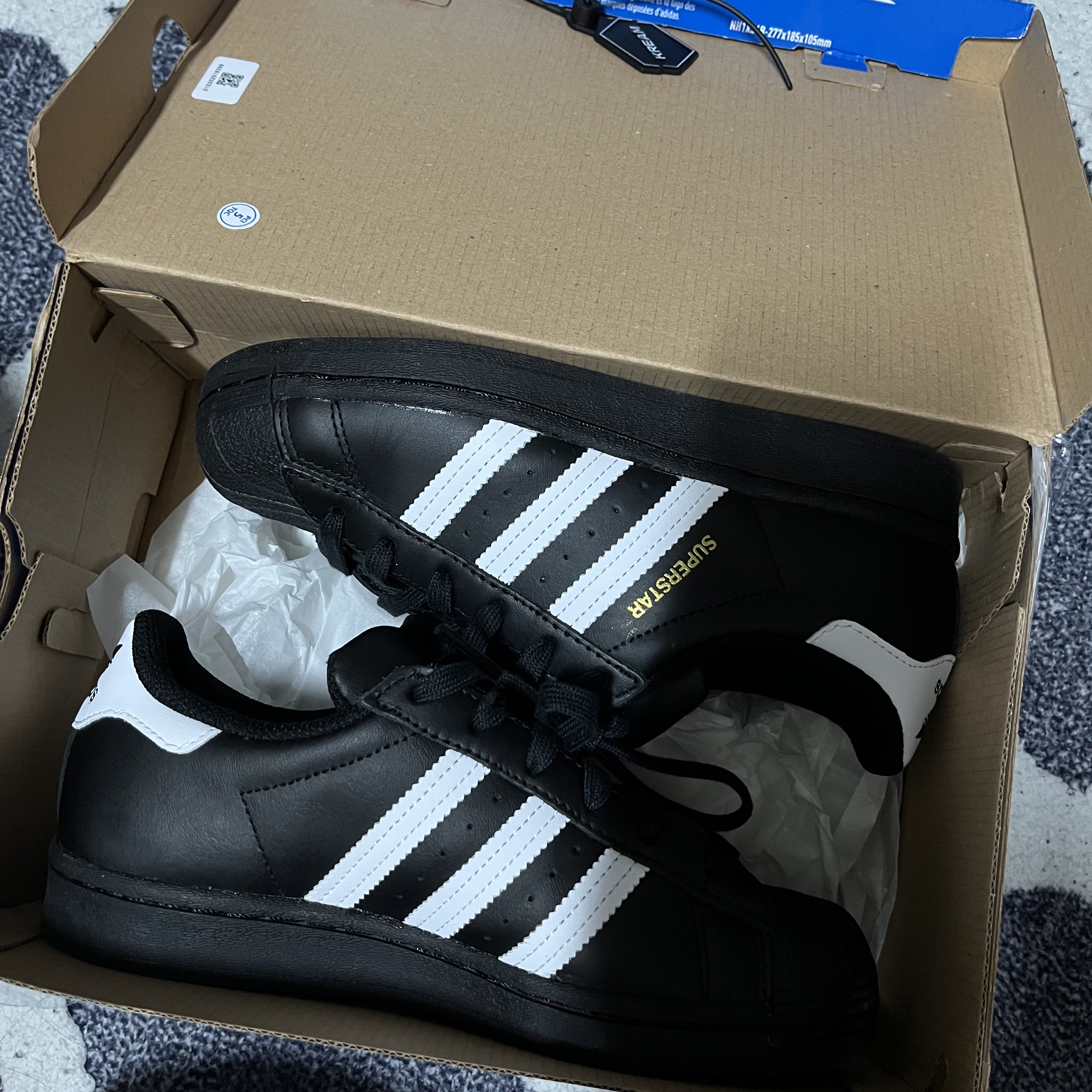 Adidas Superstar Core Black White 착용 스타일 - 1