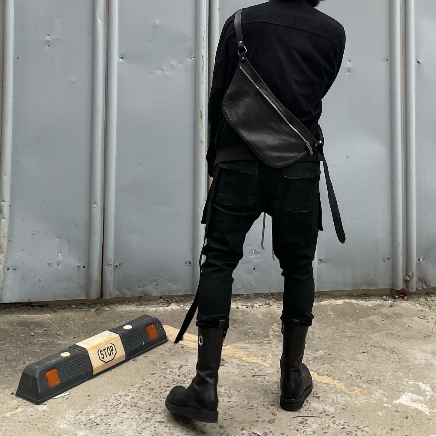 Our Legacy Ladon Leather Keychain Black 착용 스타일 - 3