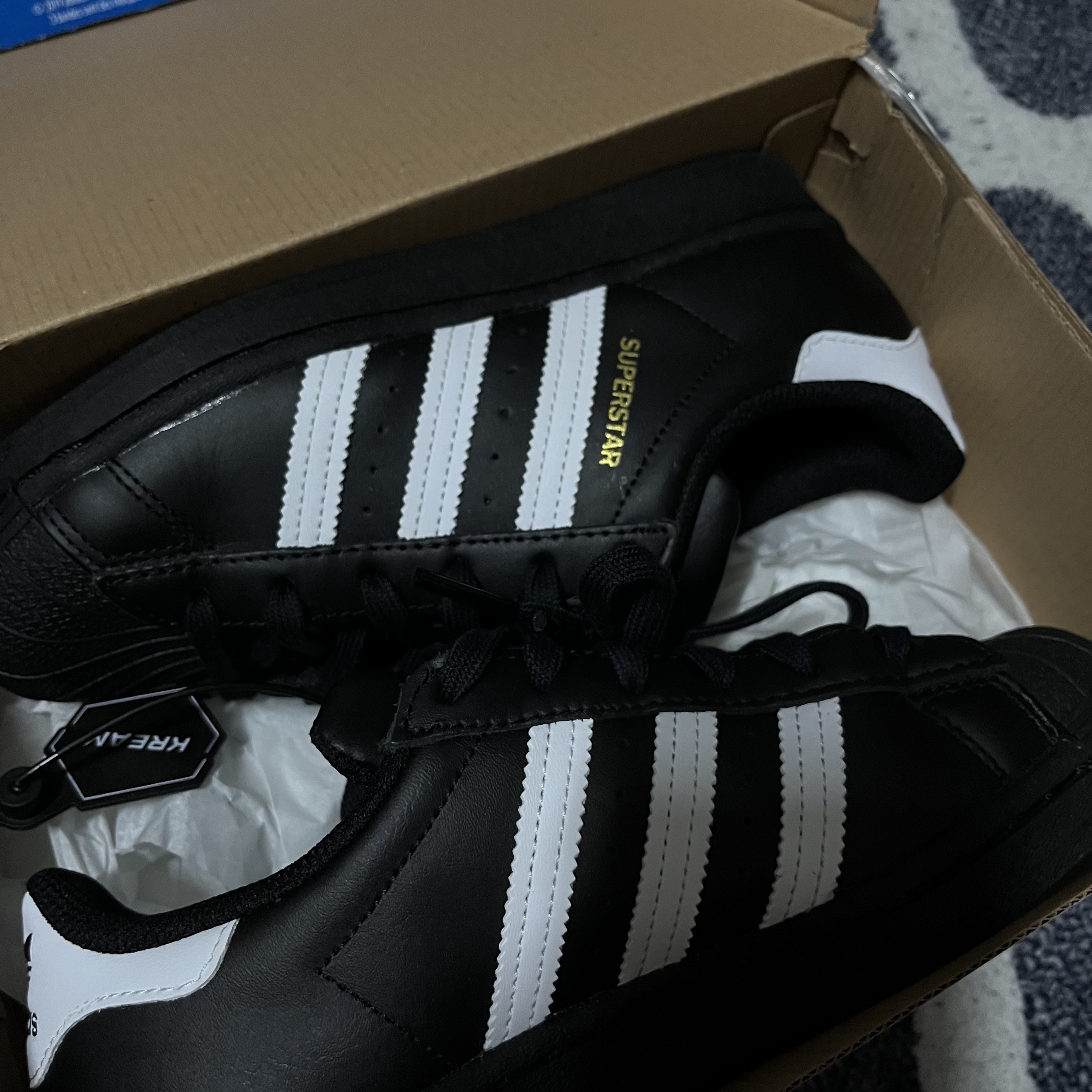 Adidas Superstar Core Black White 착용 스타일 - 2