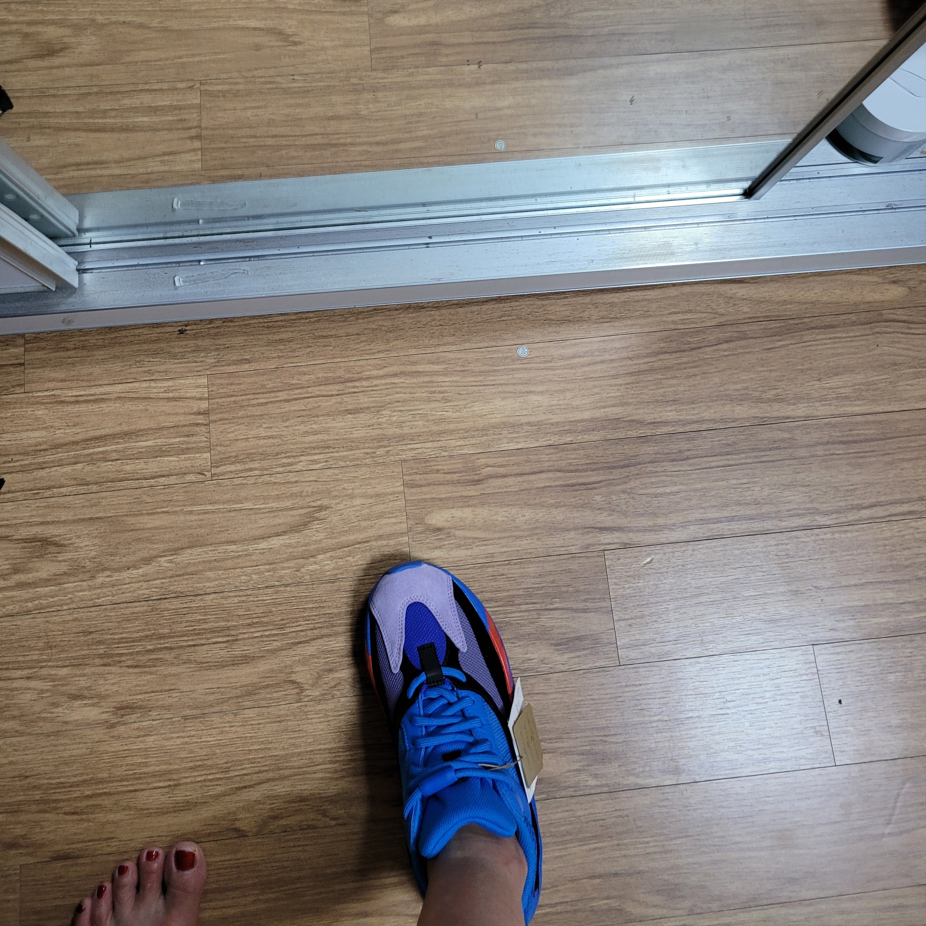 Adidas Yeezy Boost 700 Hi-Res Blue 착용 스타일 - 3