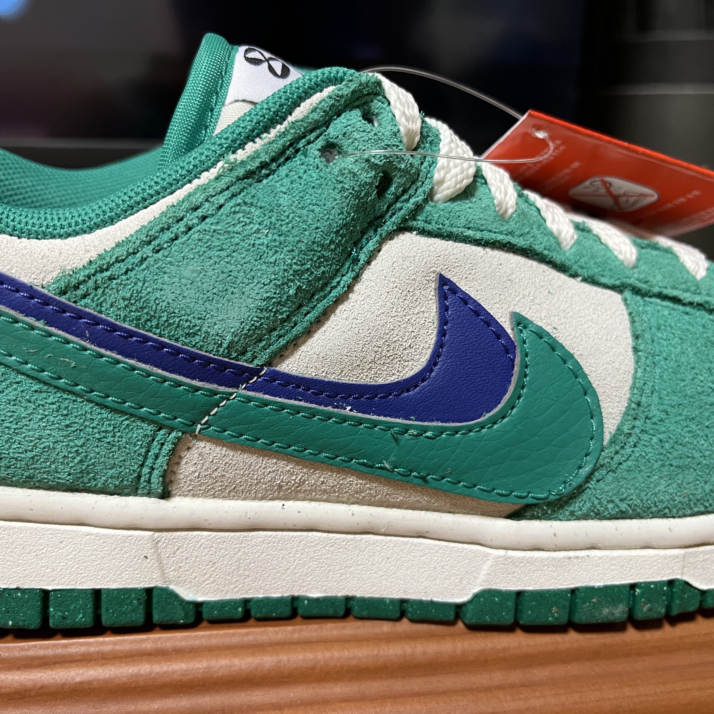 Nike Air Force 1 '07 Low Triple Black, (W) Nike Dunk Low SE 85 Neptune Green and Sail 착용 스타일 - 2