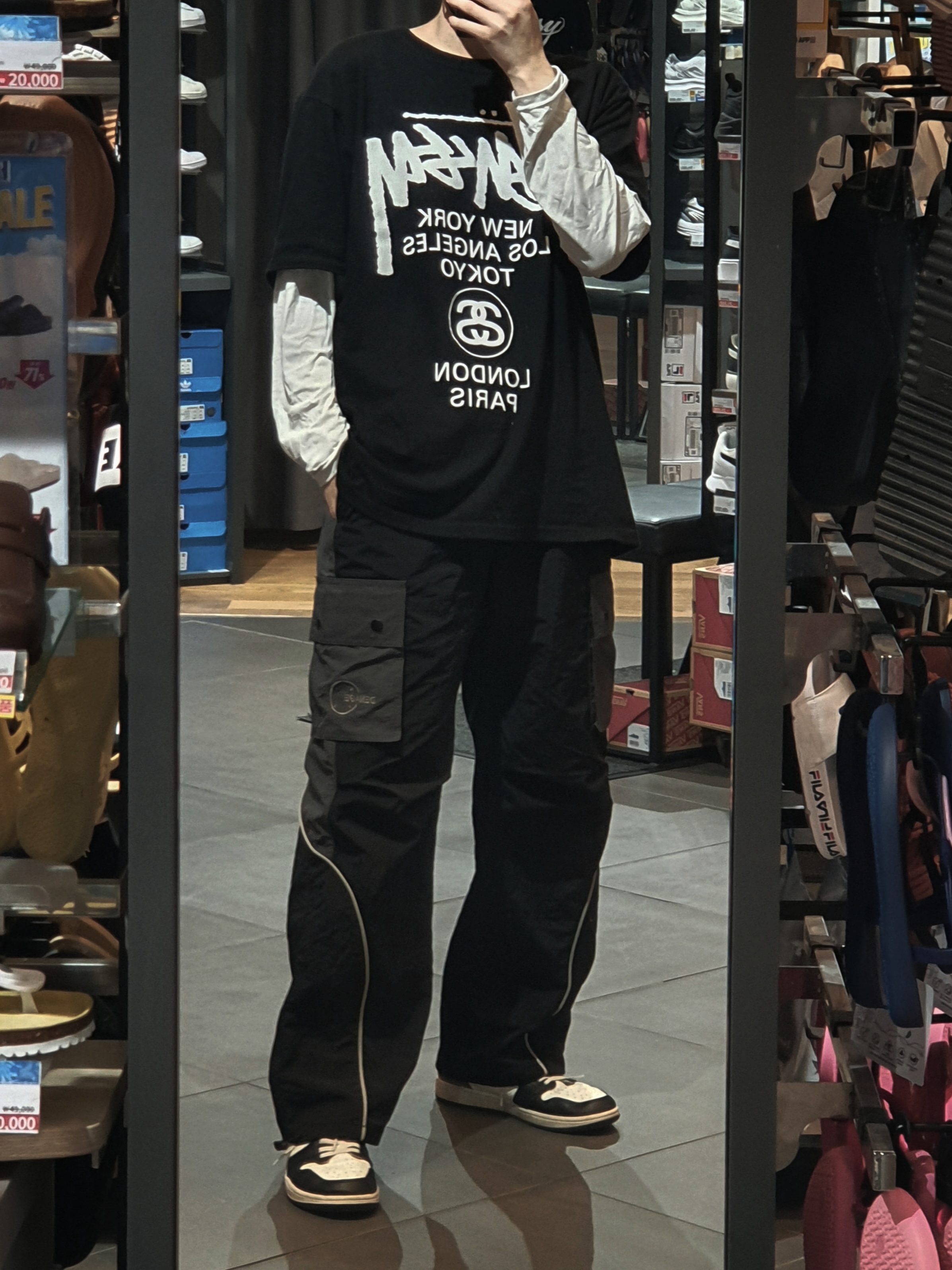 Jordan 1 Retro High OG Black Mocha, Stussy World Tour T-Shirt Black 착용 스타일