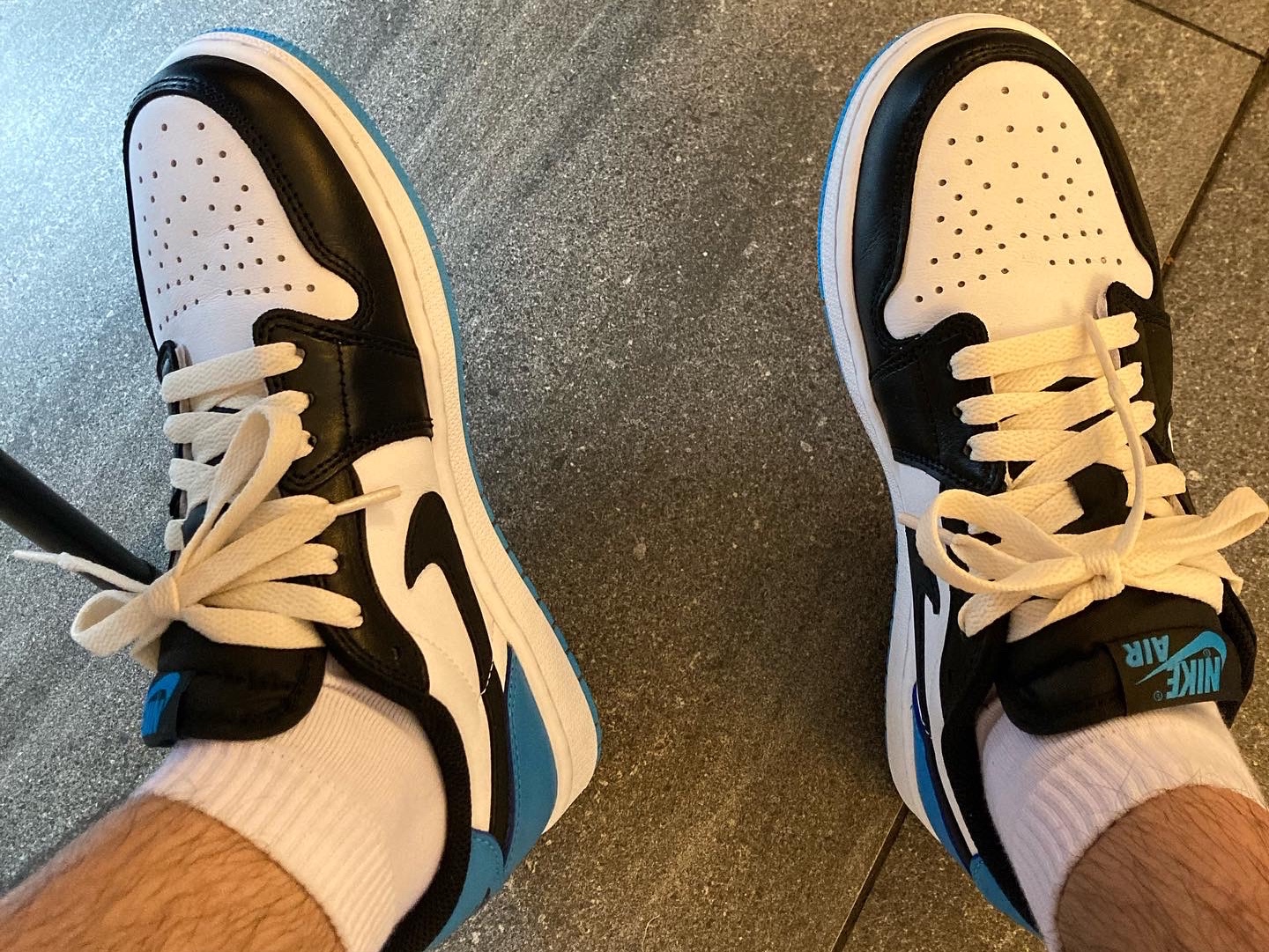Jordan 1 Retro Low OG Black and Dark Powder Blue 착용 스타일