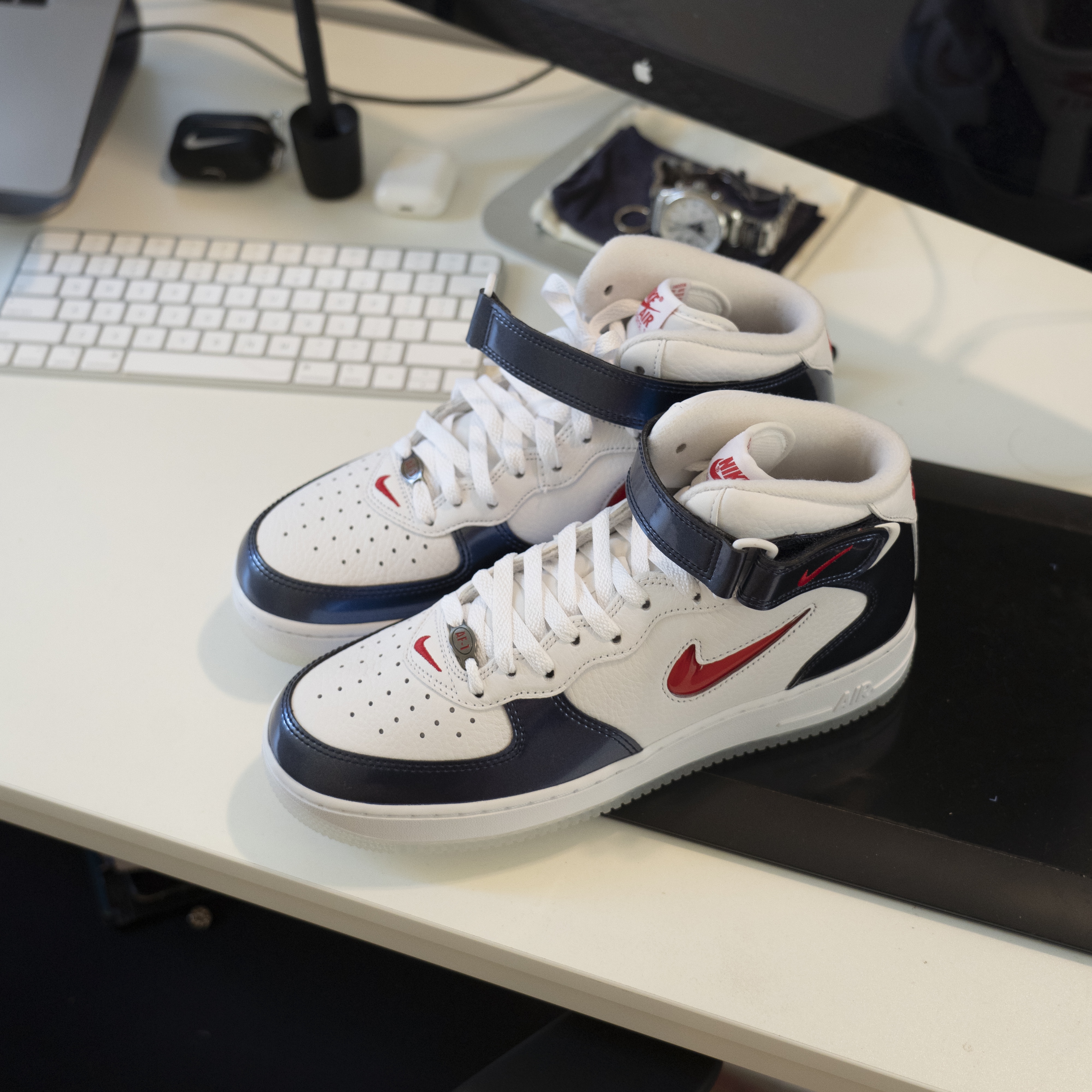 Nike Air Force 1 Mid QS University Red and Midnight Navy 착용 스타일