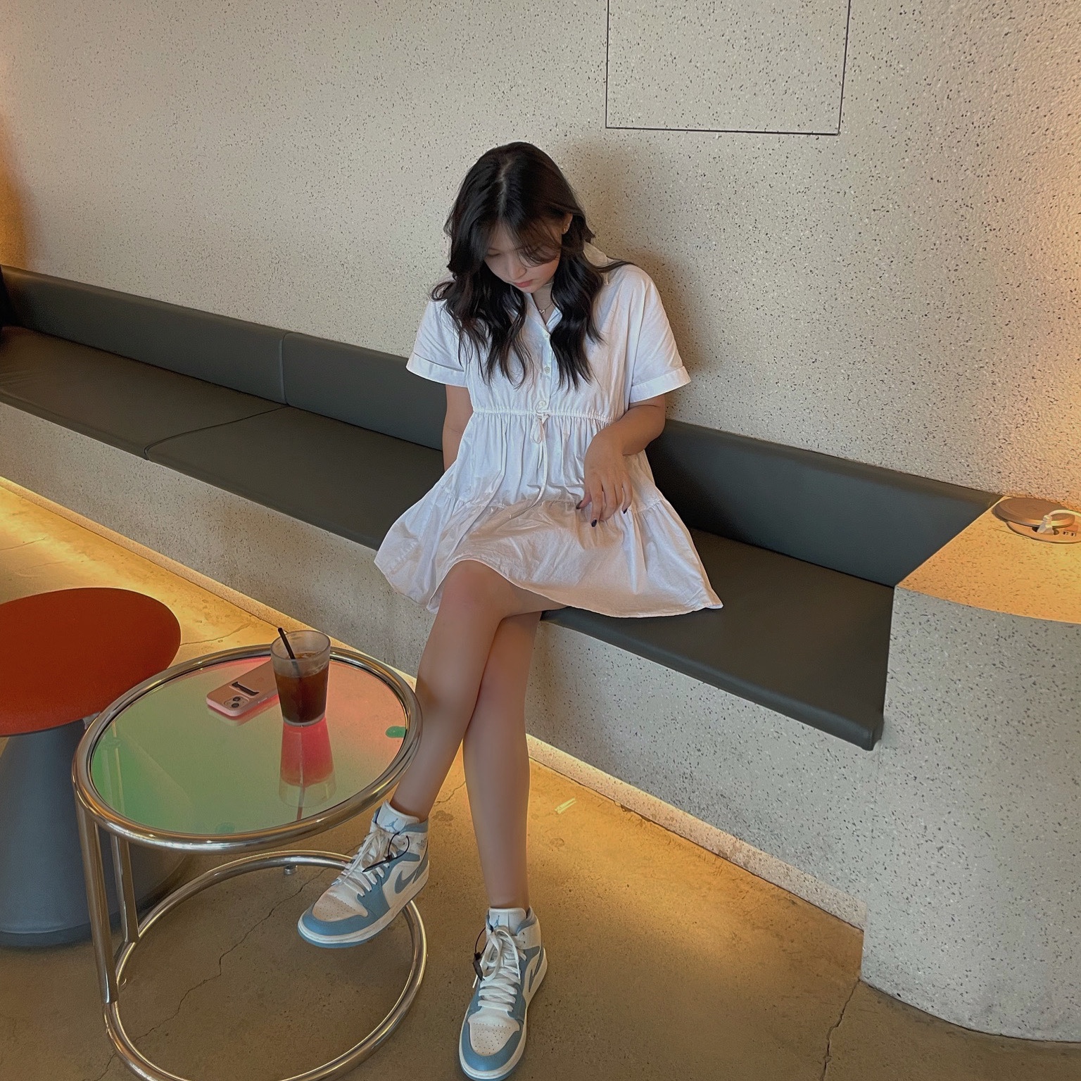 (W) Jordan 1 Mid Sail and Worn Blue 착용 스타일 - 2