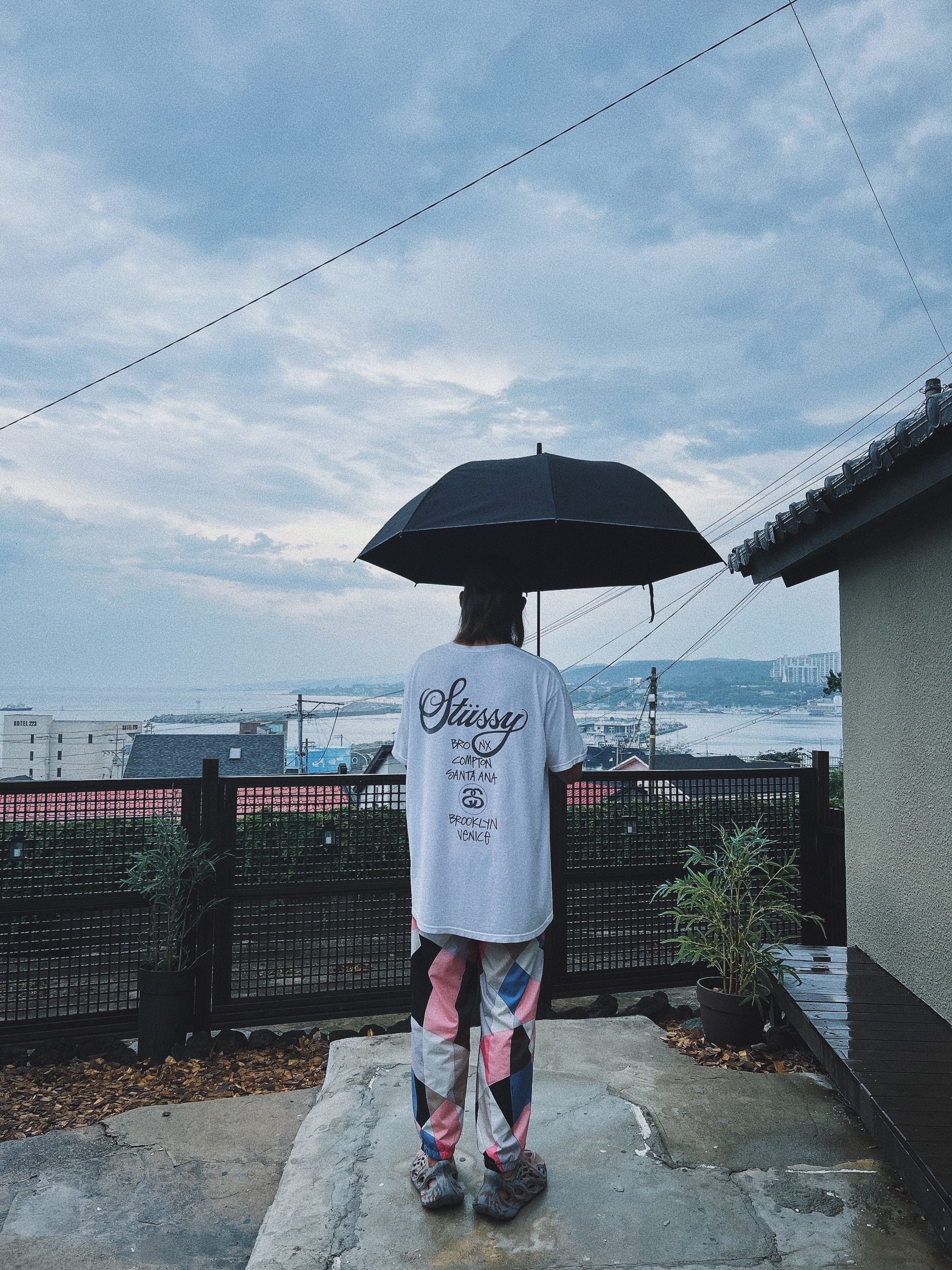 Stussy World Tour T-Shirt White, Supreme x Emilio Pucci Sport Pants Dusty Pink - 21SS 착용 스타일