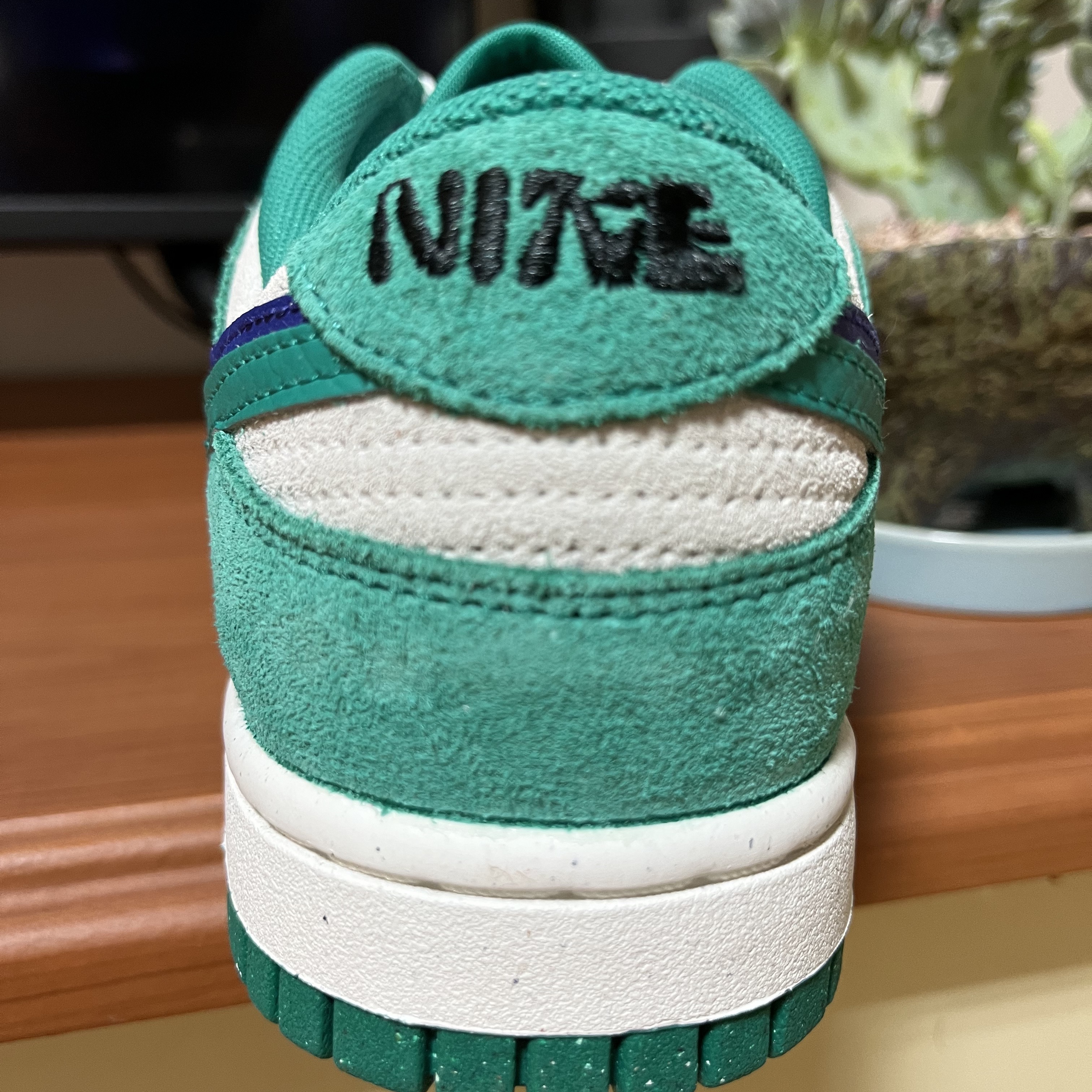 Nike Air Force 1 '07 Low Triple Black, (W) Nike Dunk Low SE 85 Neptune Green and Sail 착용 스타일 - 3