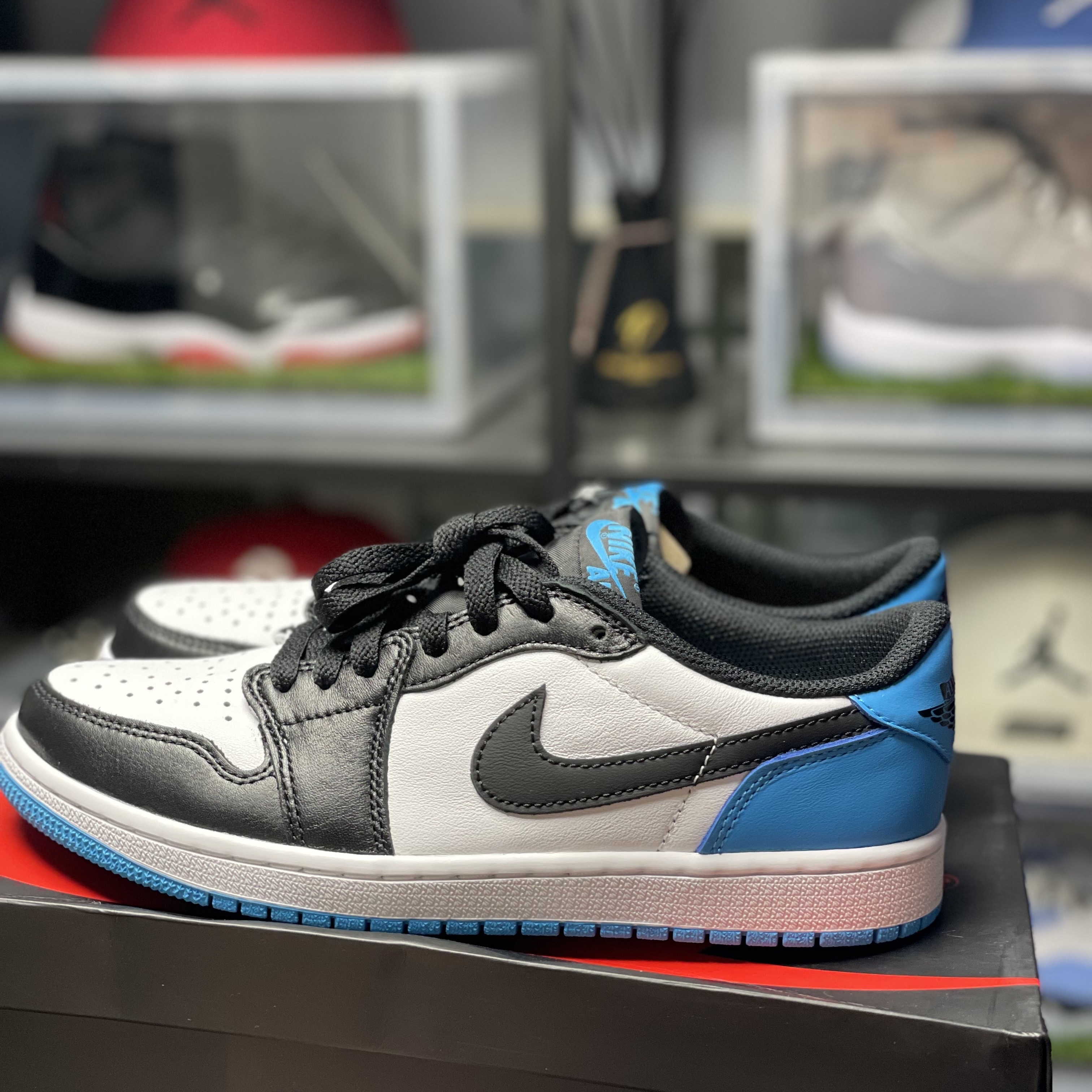 Jordan 1 Retro Low OG Black and Dark Powder Blue, Jordan 1 Retro High OG Taxi 착용 스타일 - 2