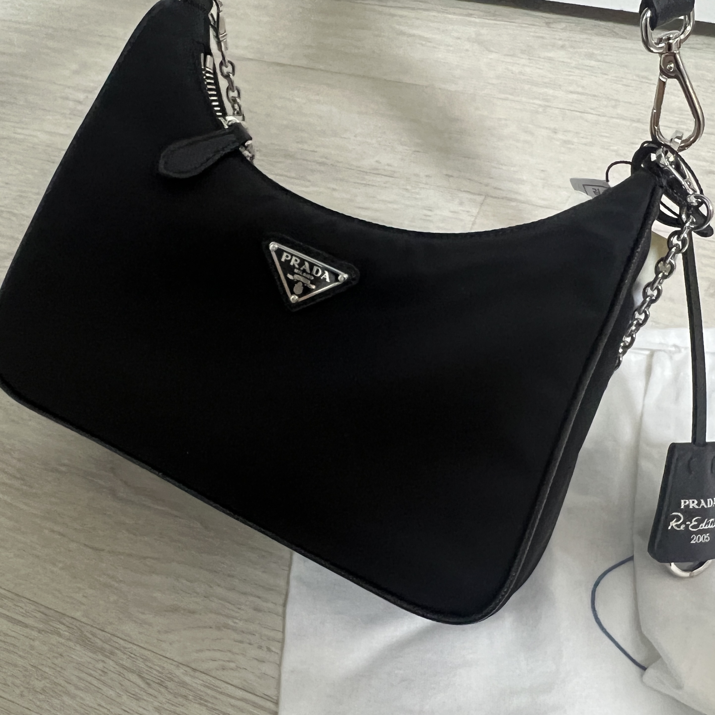 Prada Re-Edition 2005 Re-Nylon Shoulder Bag Black 착용 스타일