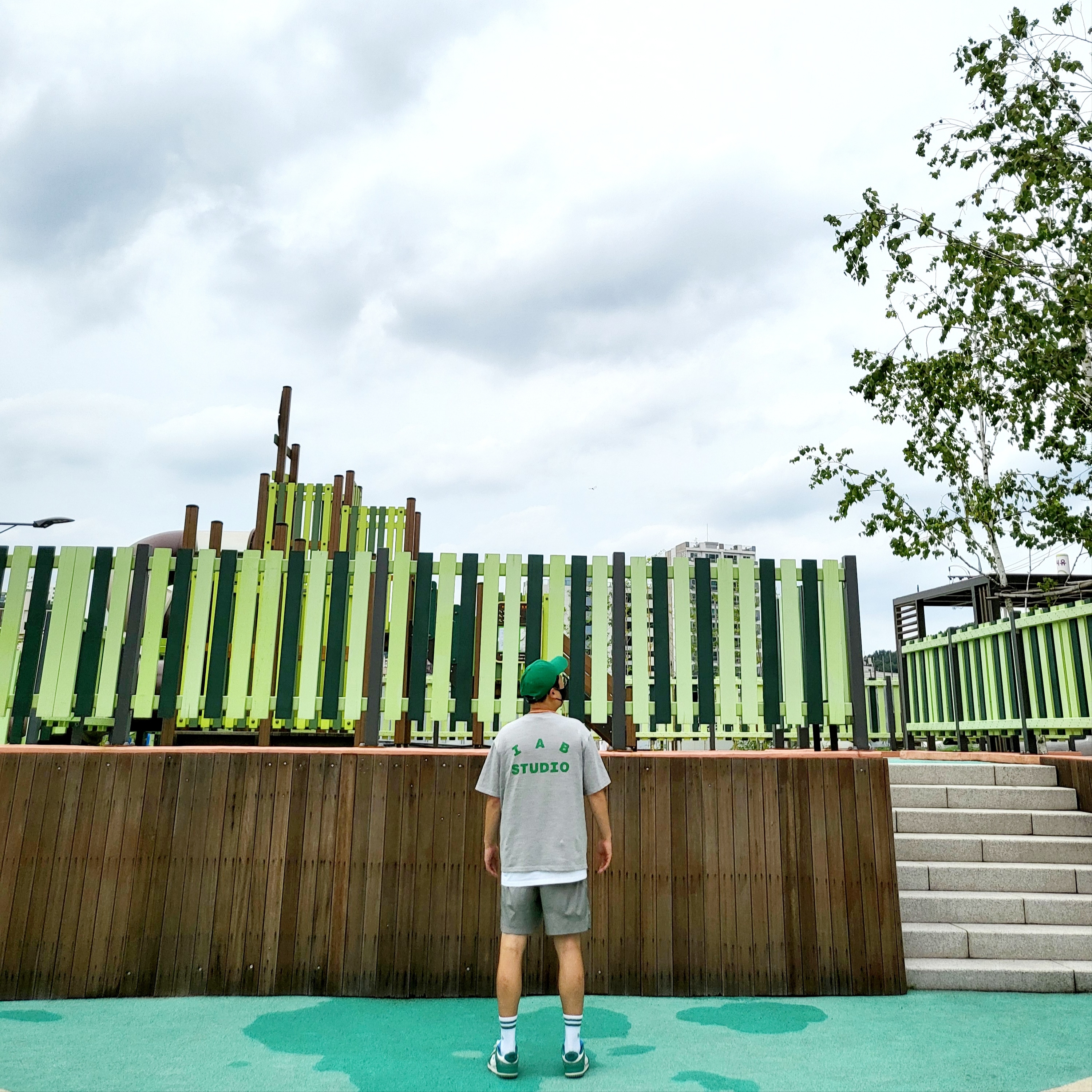 IAB Studio T-Shirt Gray Green - 22FW, IAB Studio Woven Shorts Gray 착용 스타일 - 3
