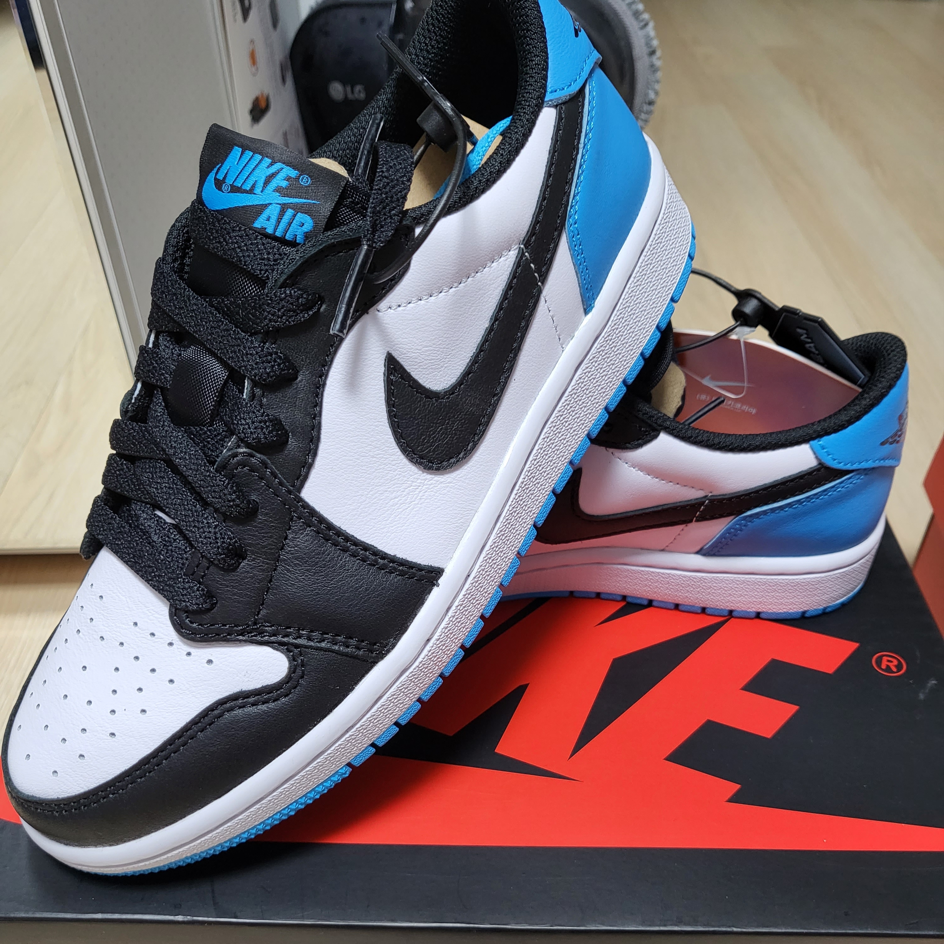 Jordan 1 Retro Low OG Black and Dark Powder Blue 착용 스타일