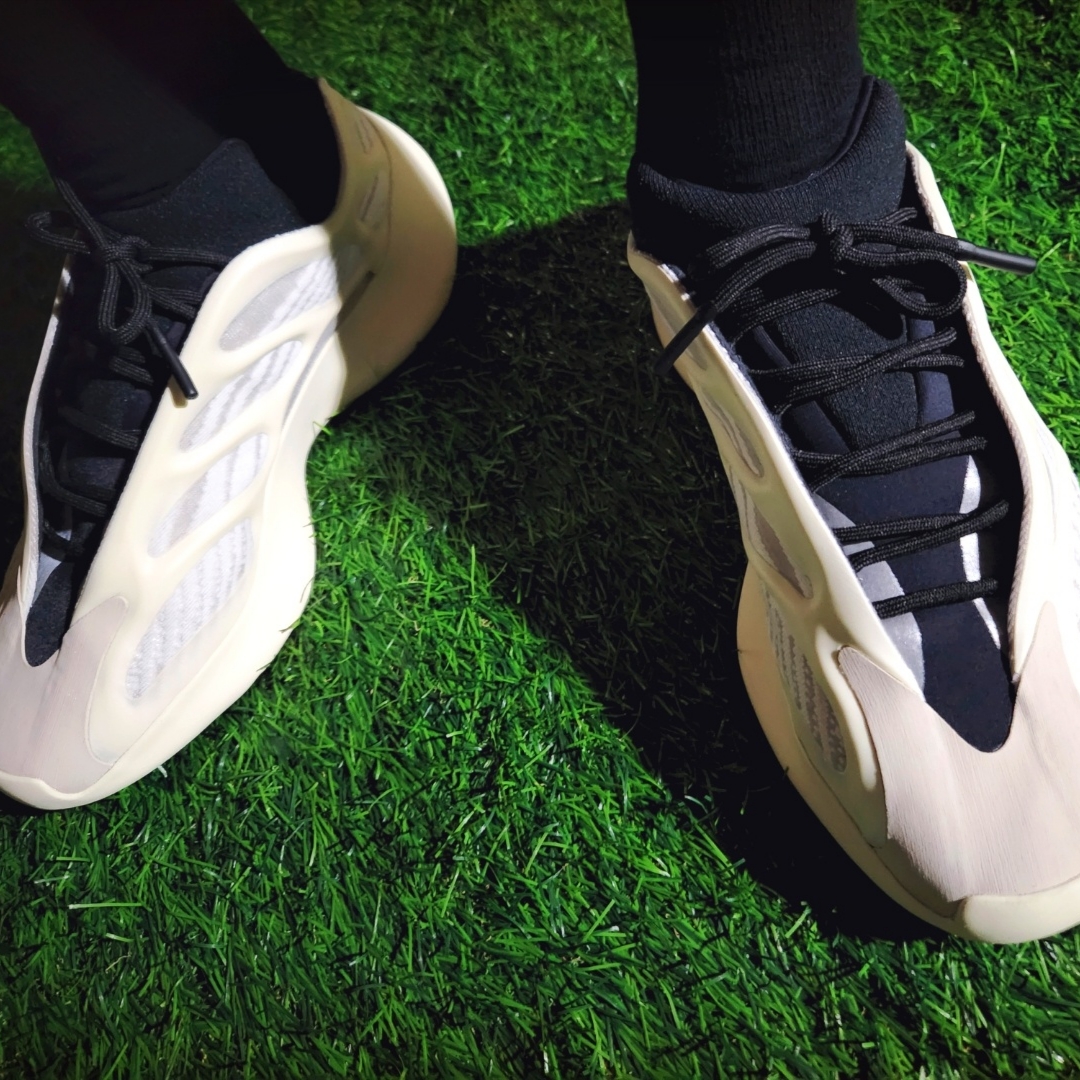 Adidas Yeezy 700 V3 Azael 2022/2023 착용 스타일 - 4