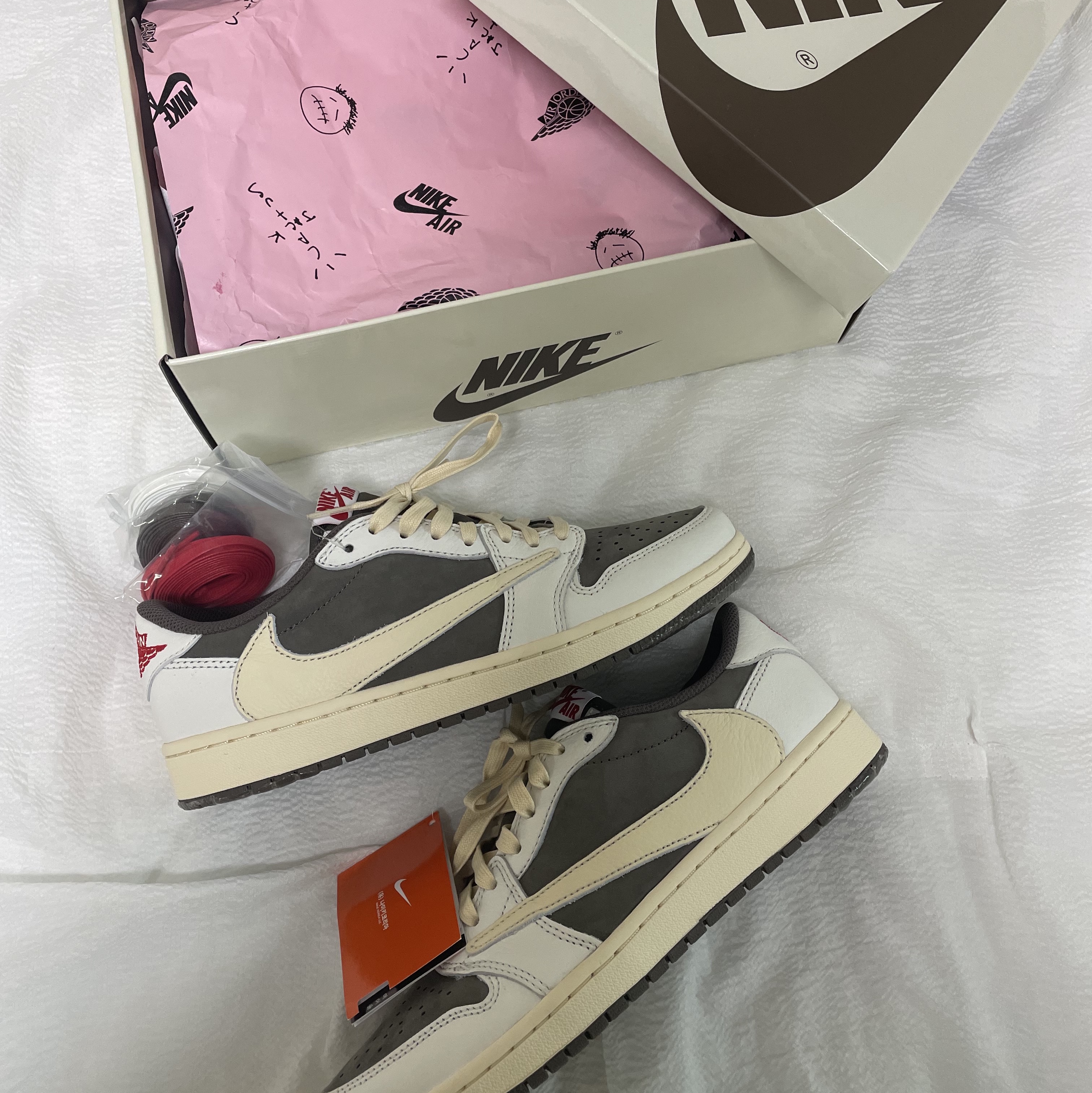 Jordan 1 x Travis Scott Retro Low OG SP Sail and Ridgerock 착용 스타일