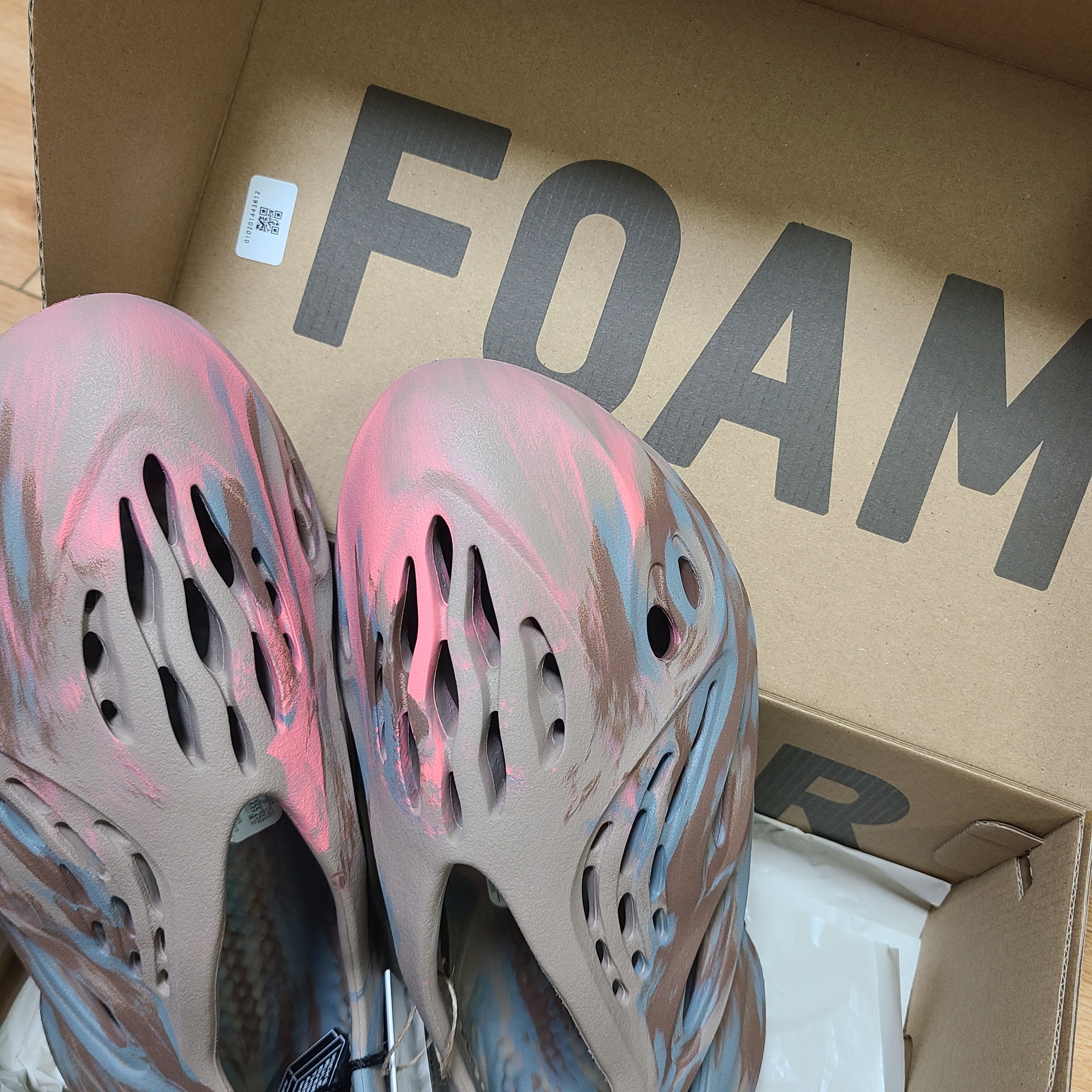 Adidas Yeezy Foam RNNR MX Sand Grey 착용 스타일