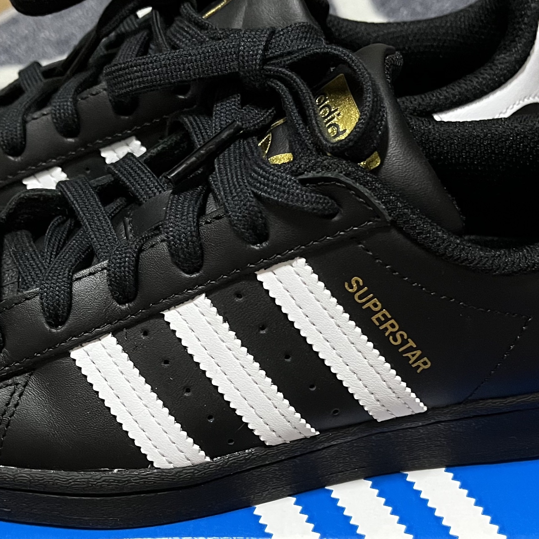 Adidas Superstar Core Black White 착용 스타일 - 3