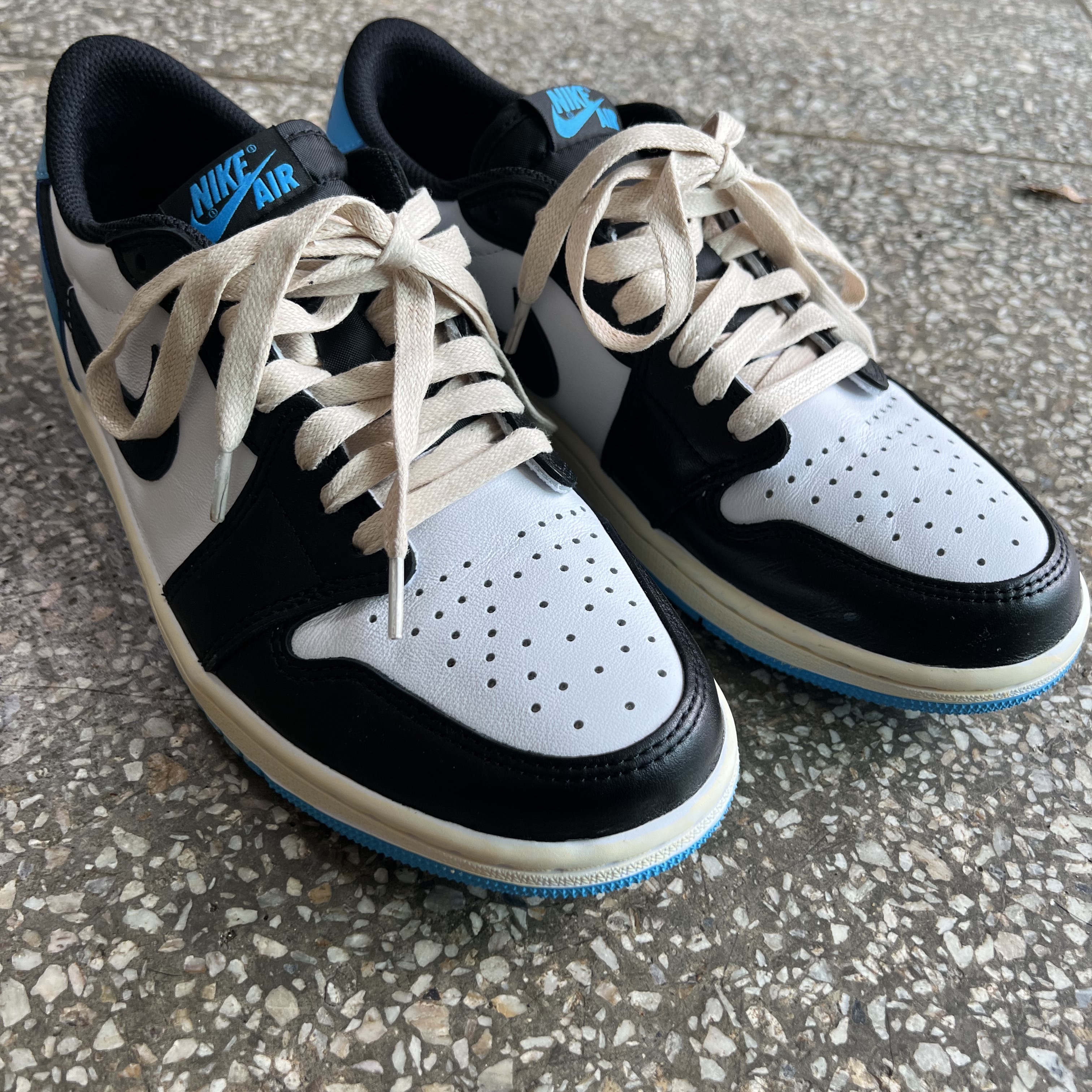 Jordan 1 Retro Low OG Black and Dark Powder Blue 착용 스타일