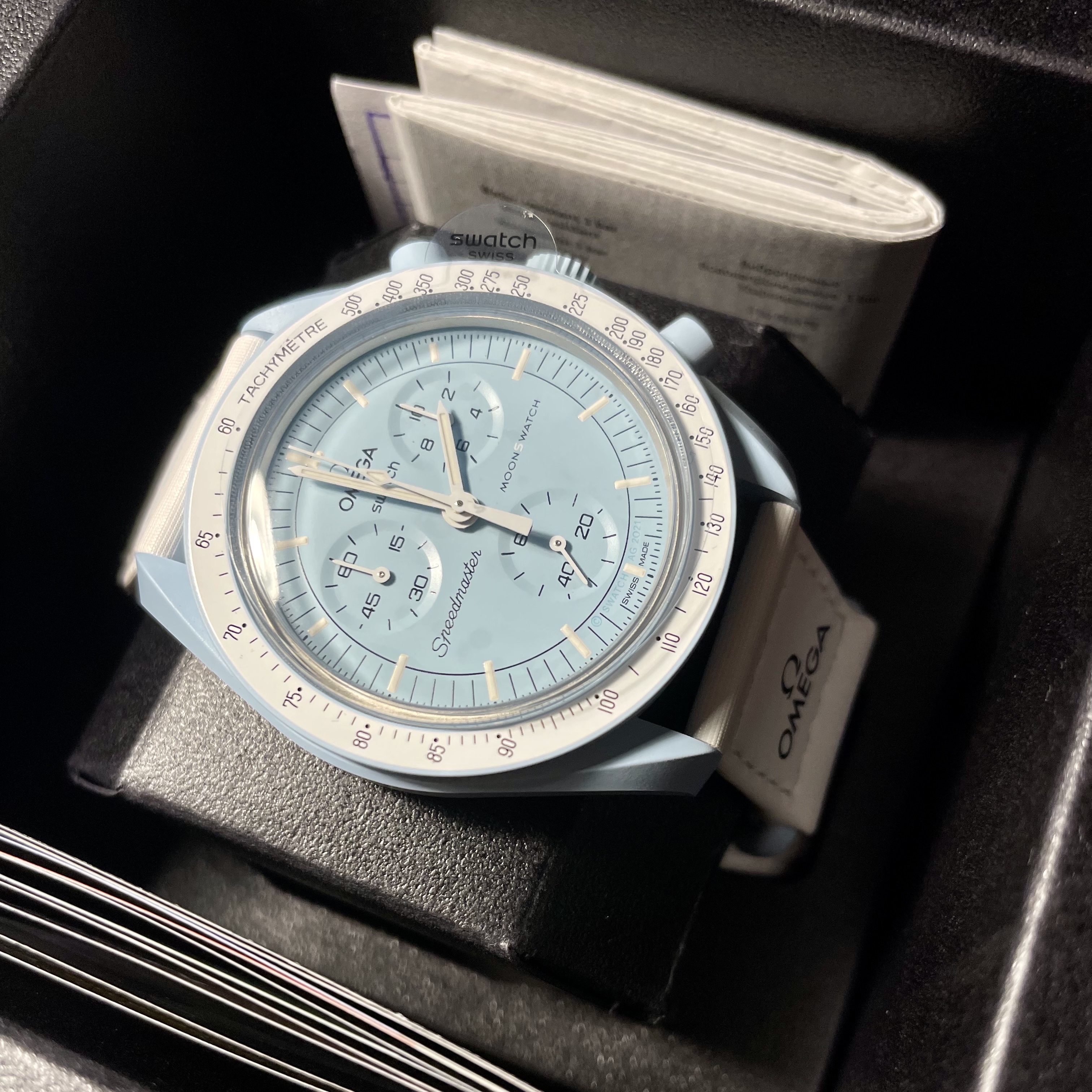Swatch x Omega Bioceramic MoonSwatch Mission To Uranus 착용 스타일