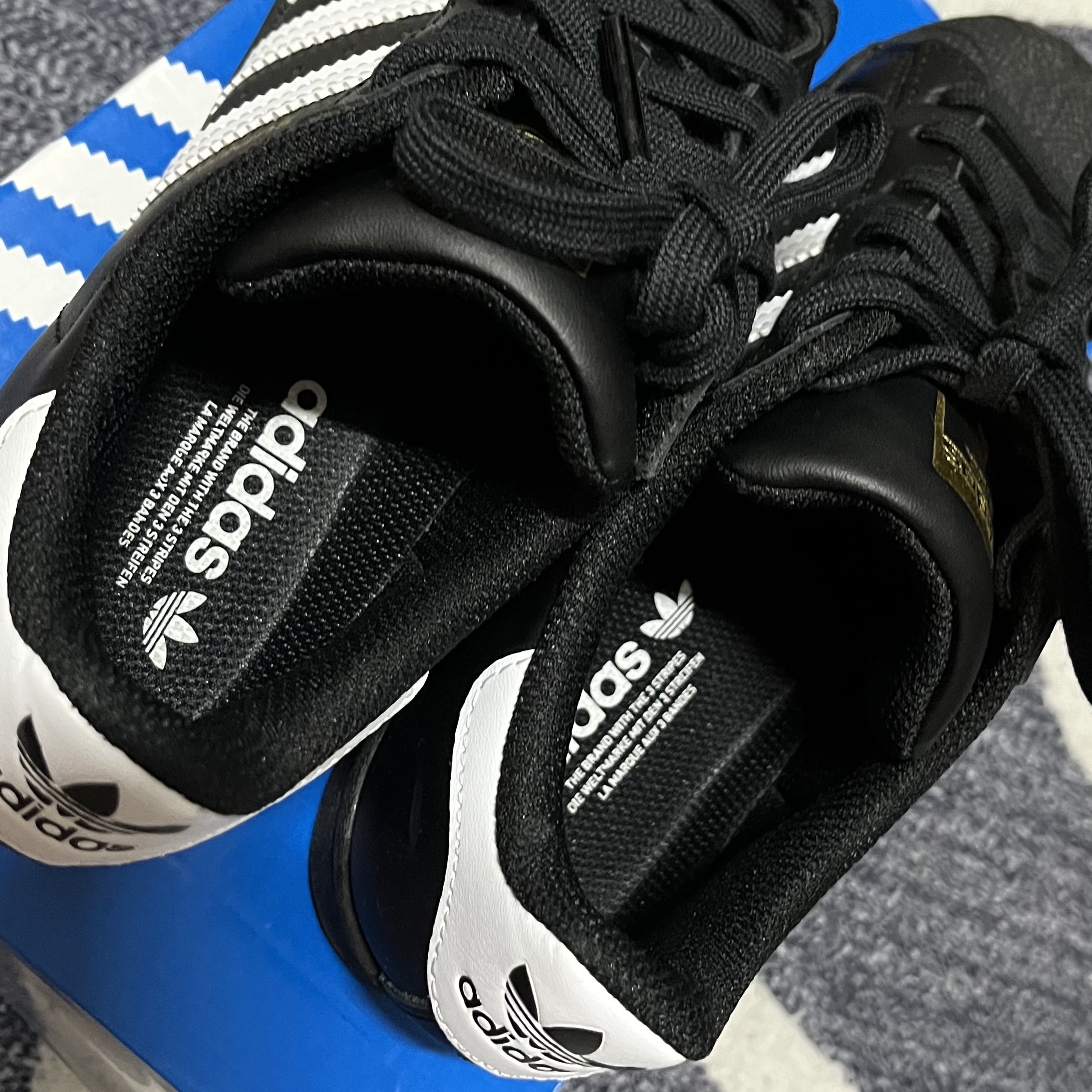Adidas Superstar Core Black White 착용 스타일 - 5
