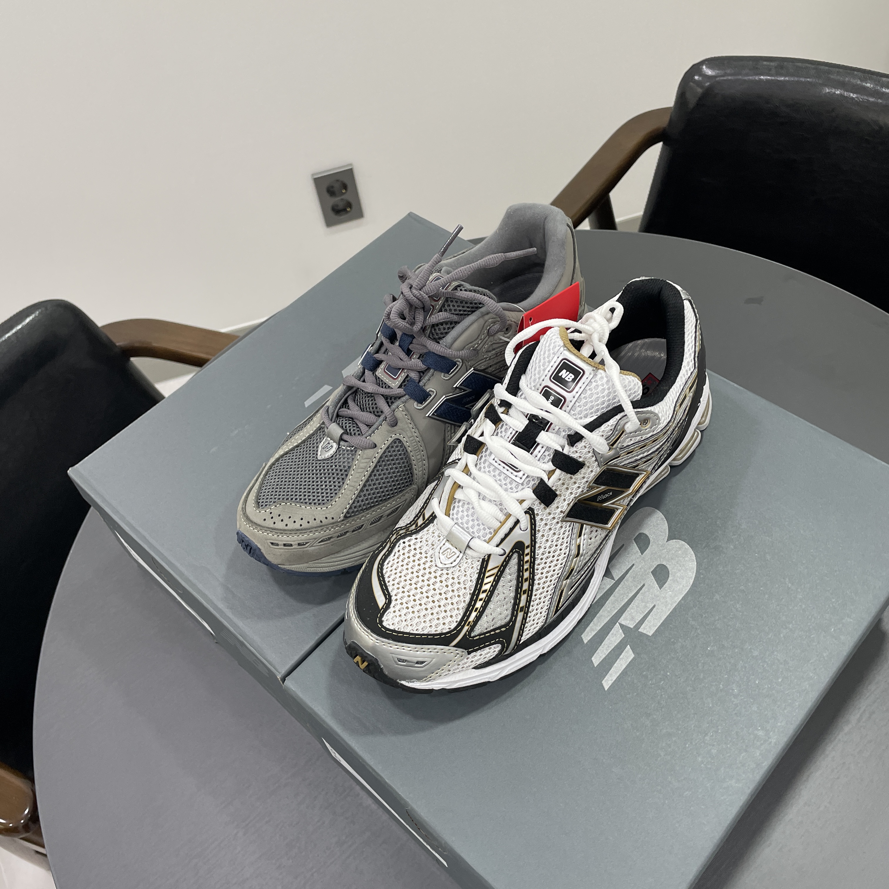 New Balance 1906R White Gold, New Balance 1906R Charcoal Grey 착용 스타일 - 1