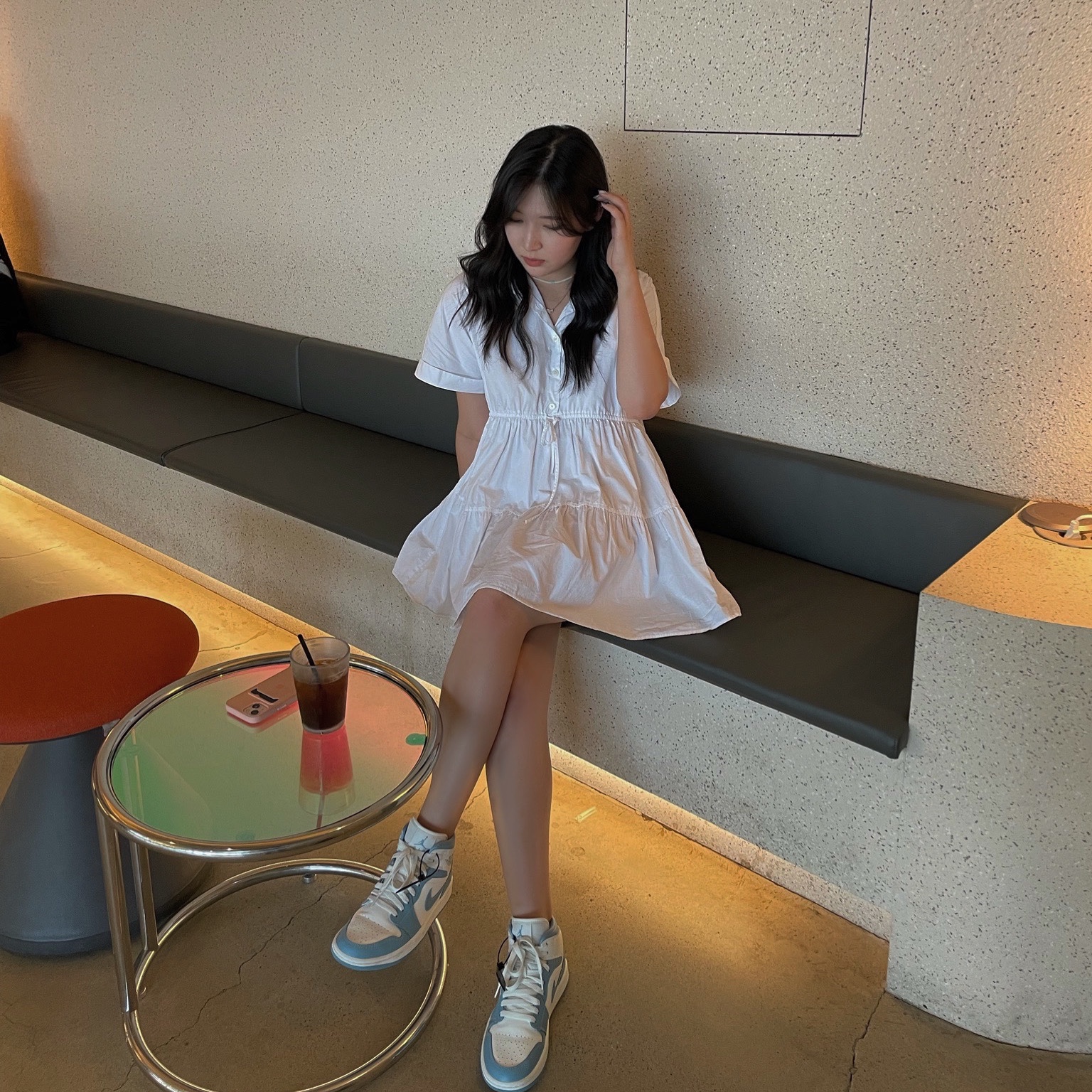 (W) Jordan 1 Mid Sail and Worn Blue 착용 스타일 - 1