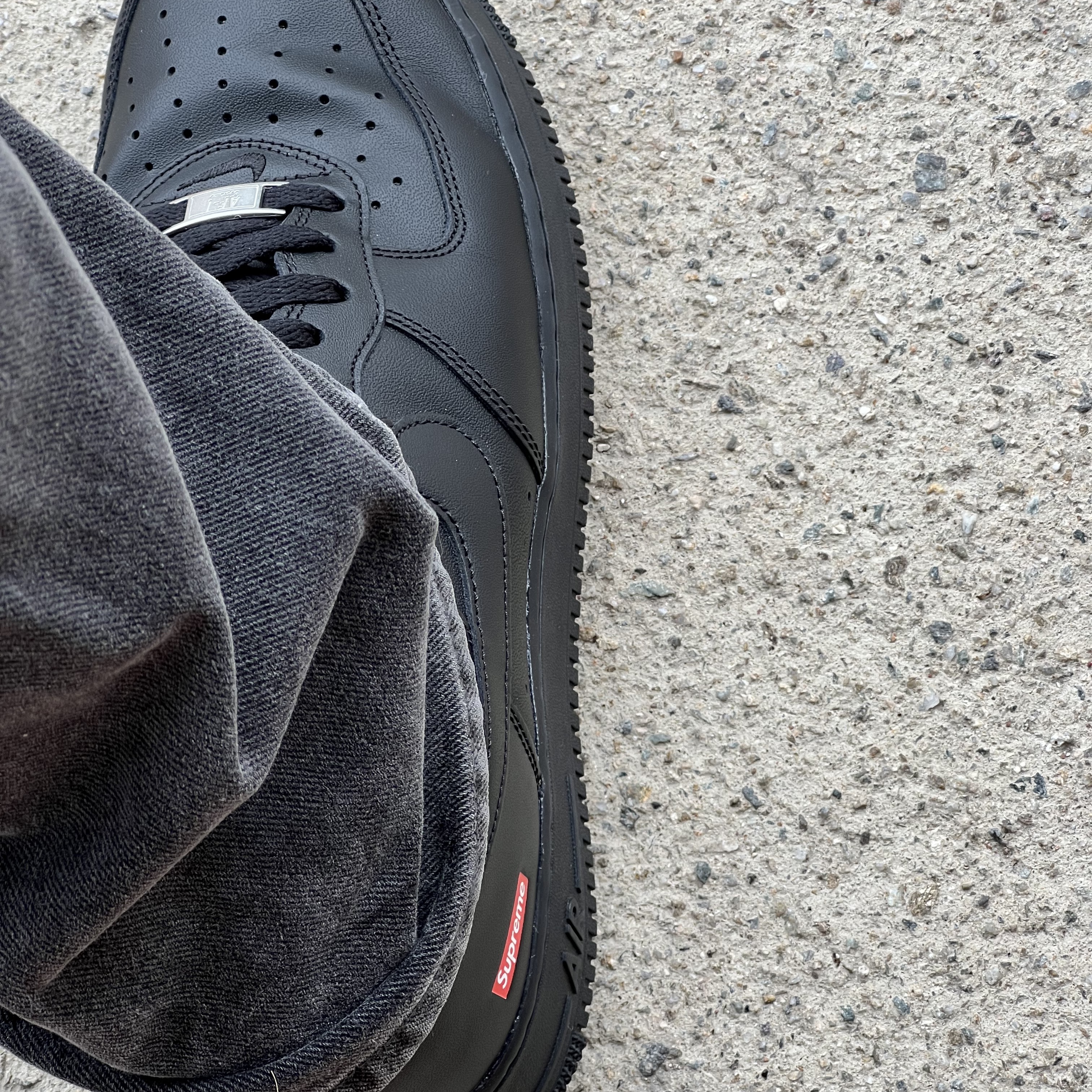 Nike x Supreme Air Force 1 Low Black 착용 스타일
