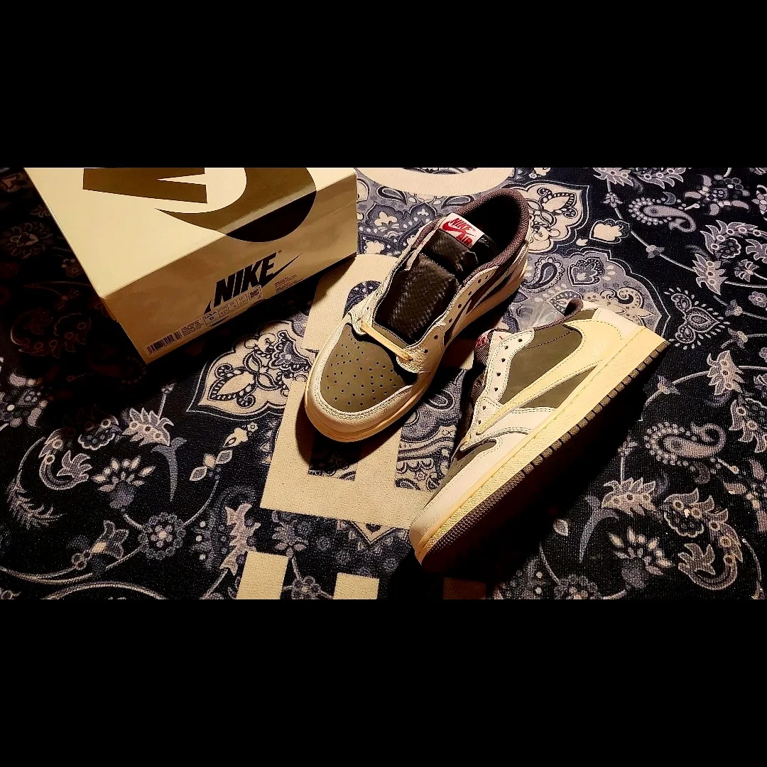 Jordan 1 x Travis Scott Retro Low OG SP Sail and Ridgerock 착용 스타일 - 1