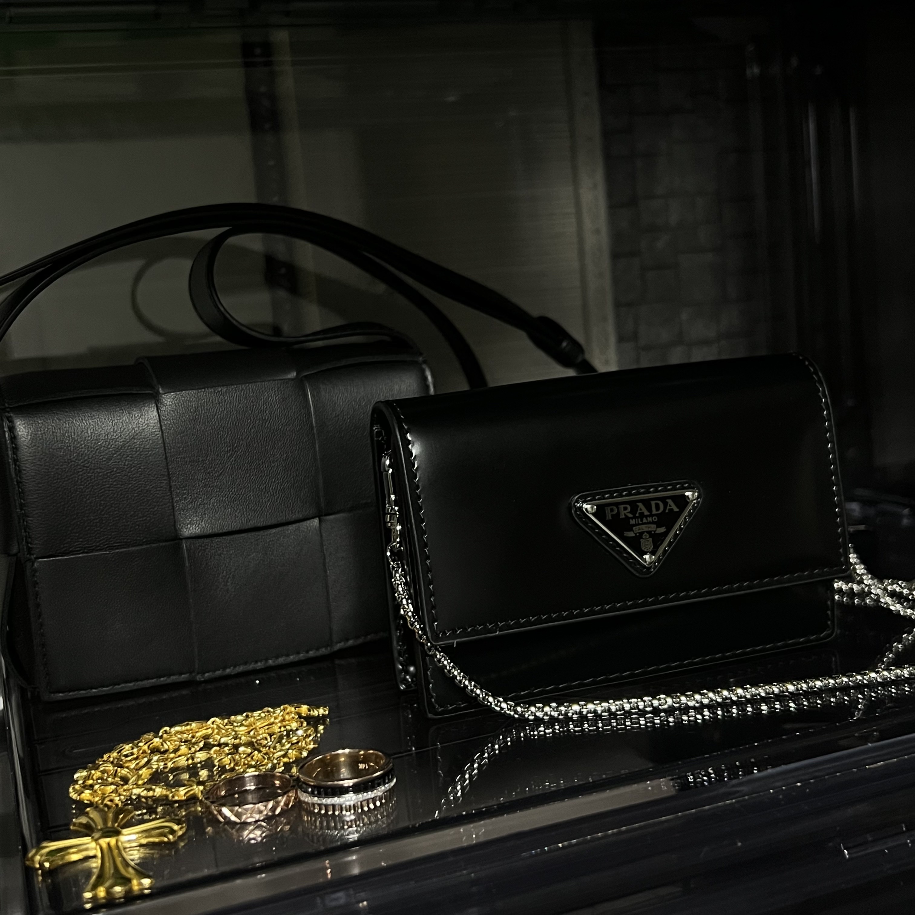 Bottega Veneta Mini Leather Cassette Black, Prada Saffiano Leather Mini Envelope Bag Black 착용 스타일