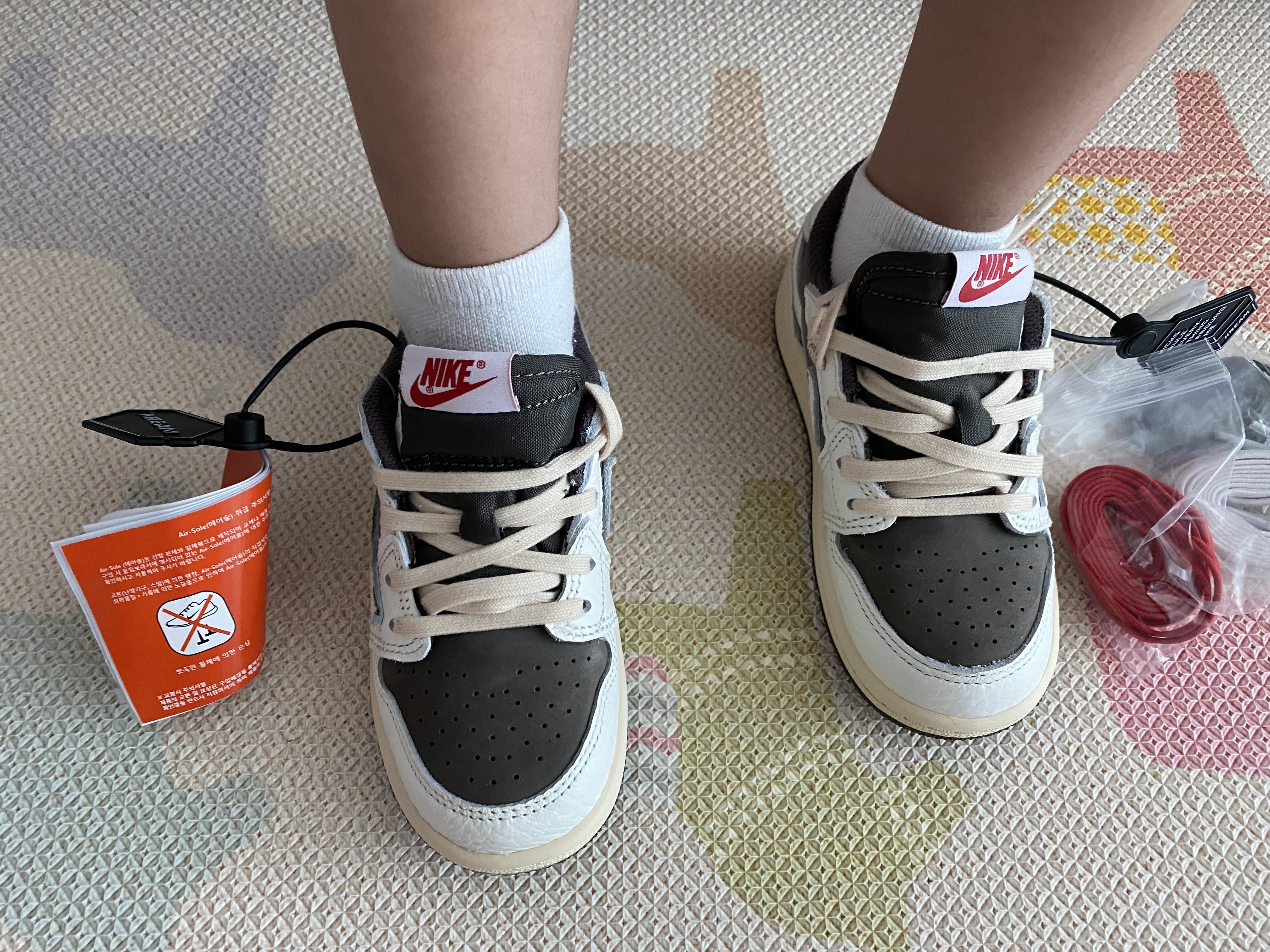 (TD) Jordan 1 x Travis Scott Retro Low OG SP Sail and Ridgerock 착용 스타일