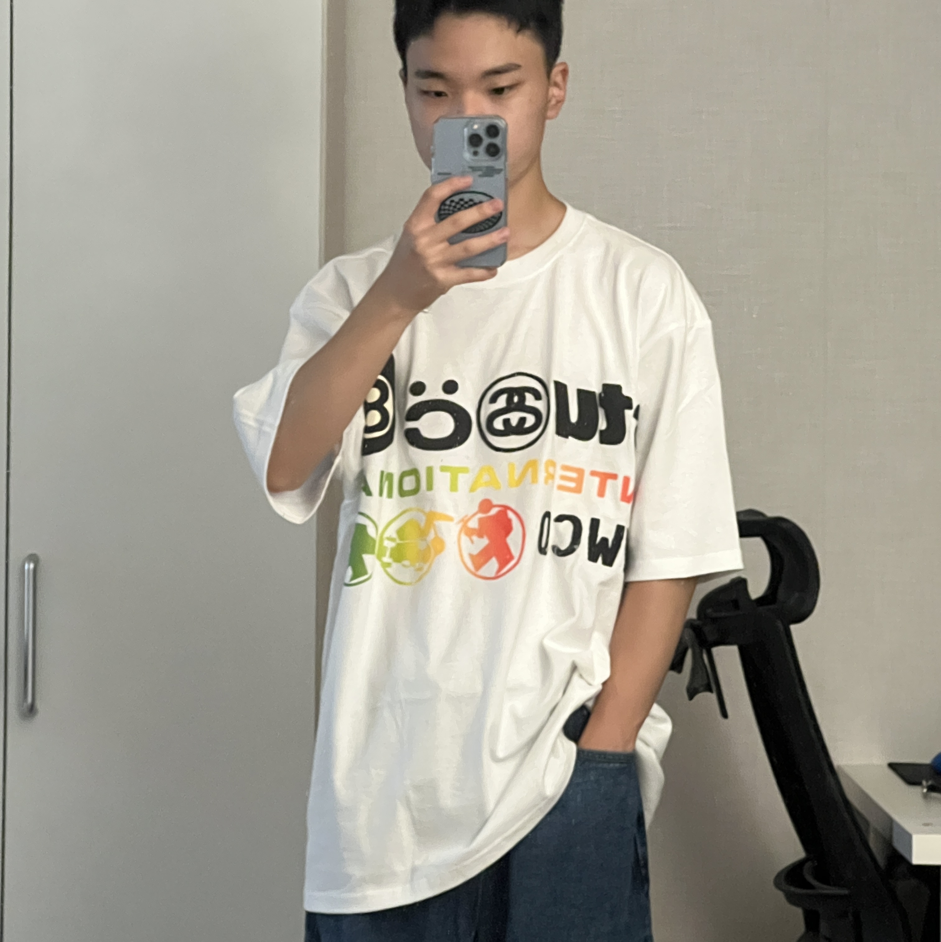 Nike x Stussy Air Force 1 '07 Mid SP Black and Light Bone, Stussy x Cactus Plant Flea Market International T-Shirt White 착용 스타일 - 2