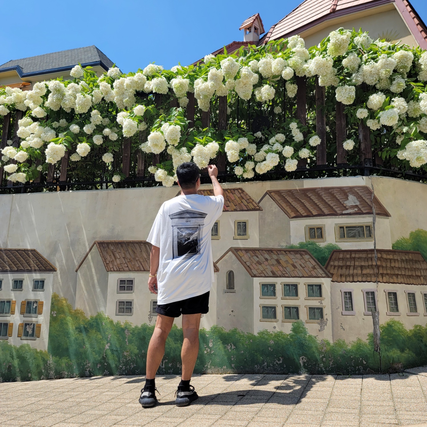 Stussy Surf Tomb Pigment Dyed T-Shirt Natural, Adidas Yeezy Boost 350 V2 Core Black White 2022 착용 스타일 - 2