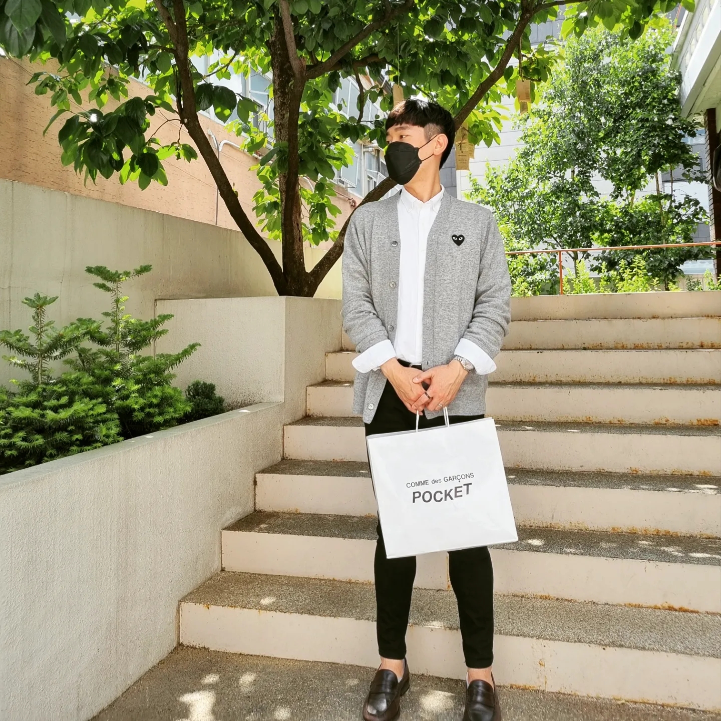 Play Comme des Garcons Black Heart Knit Cardigan Grey 착용 스타일