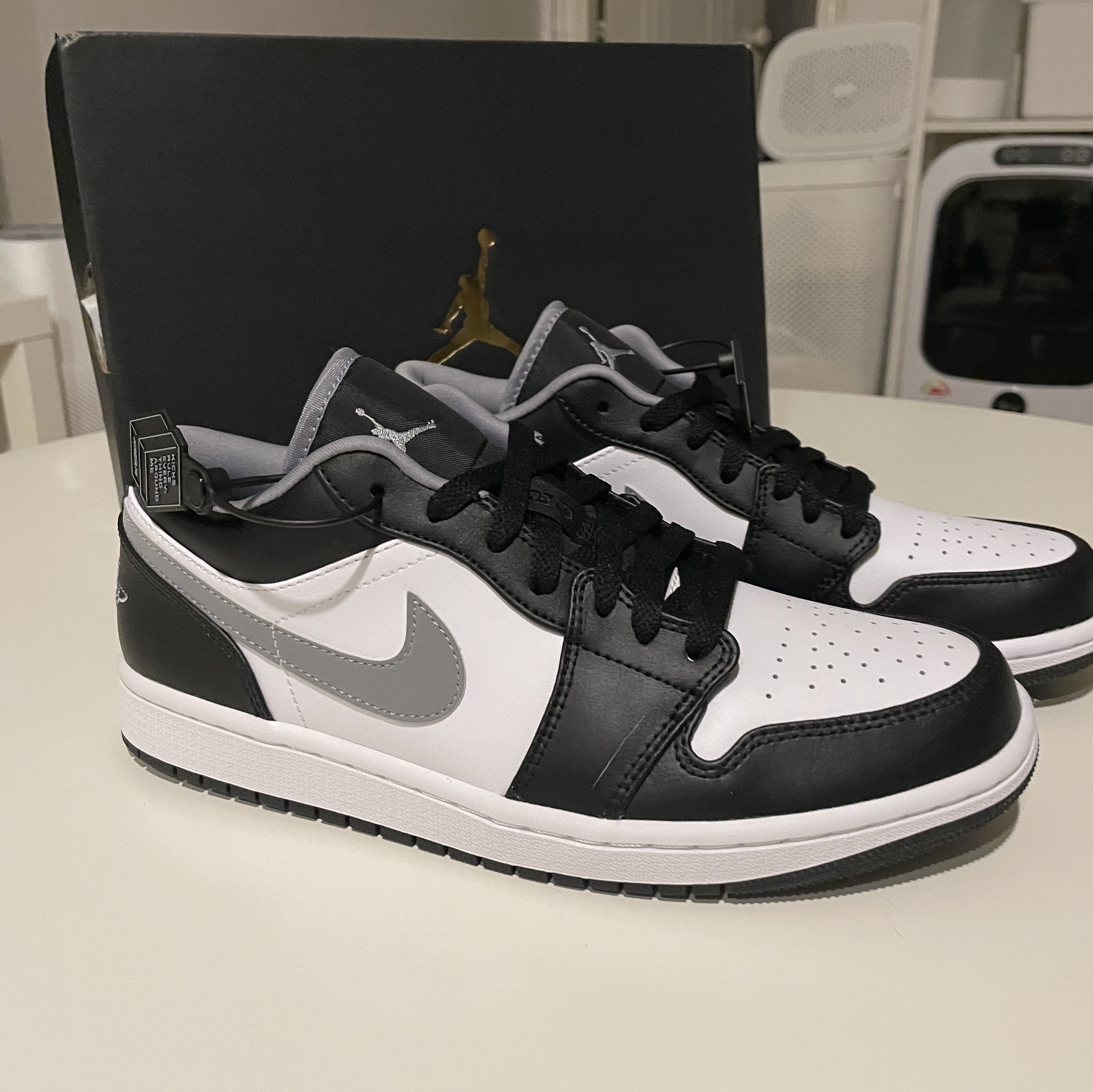 Jordan 1 Low Black Particle Grey 착용 스타일 - 2