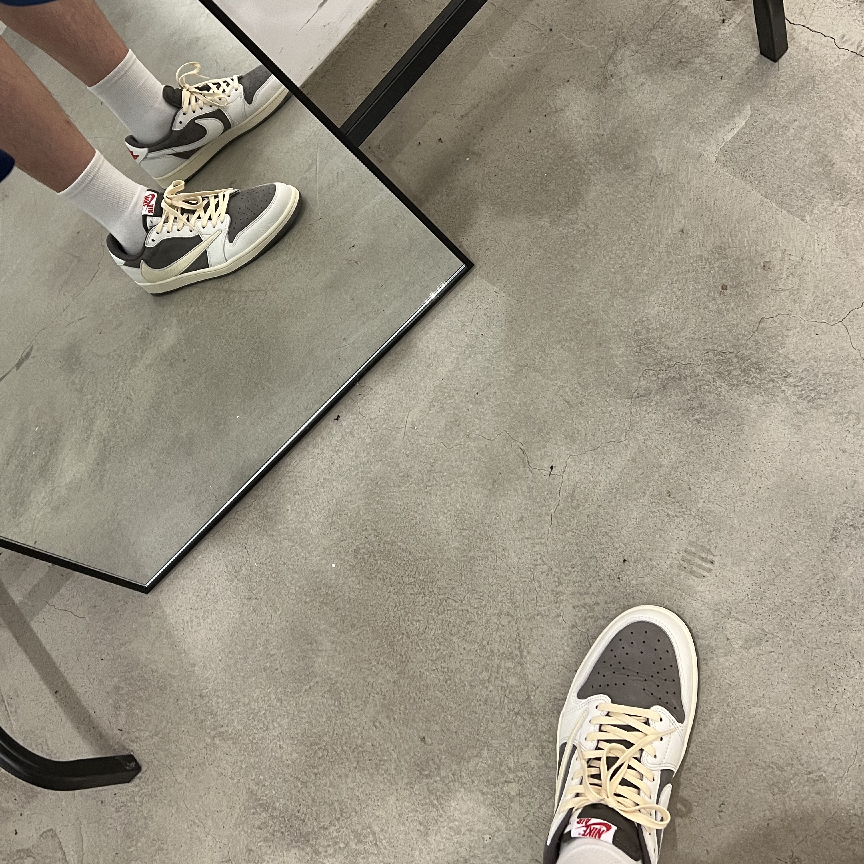 Jordan 1 x Travis Scott Retro Low OG SP Sail and Ridgerock 착용 스타일
