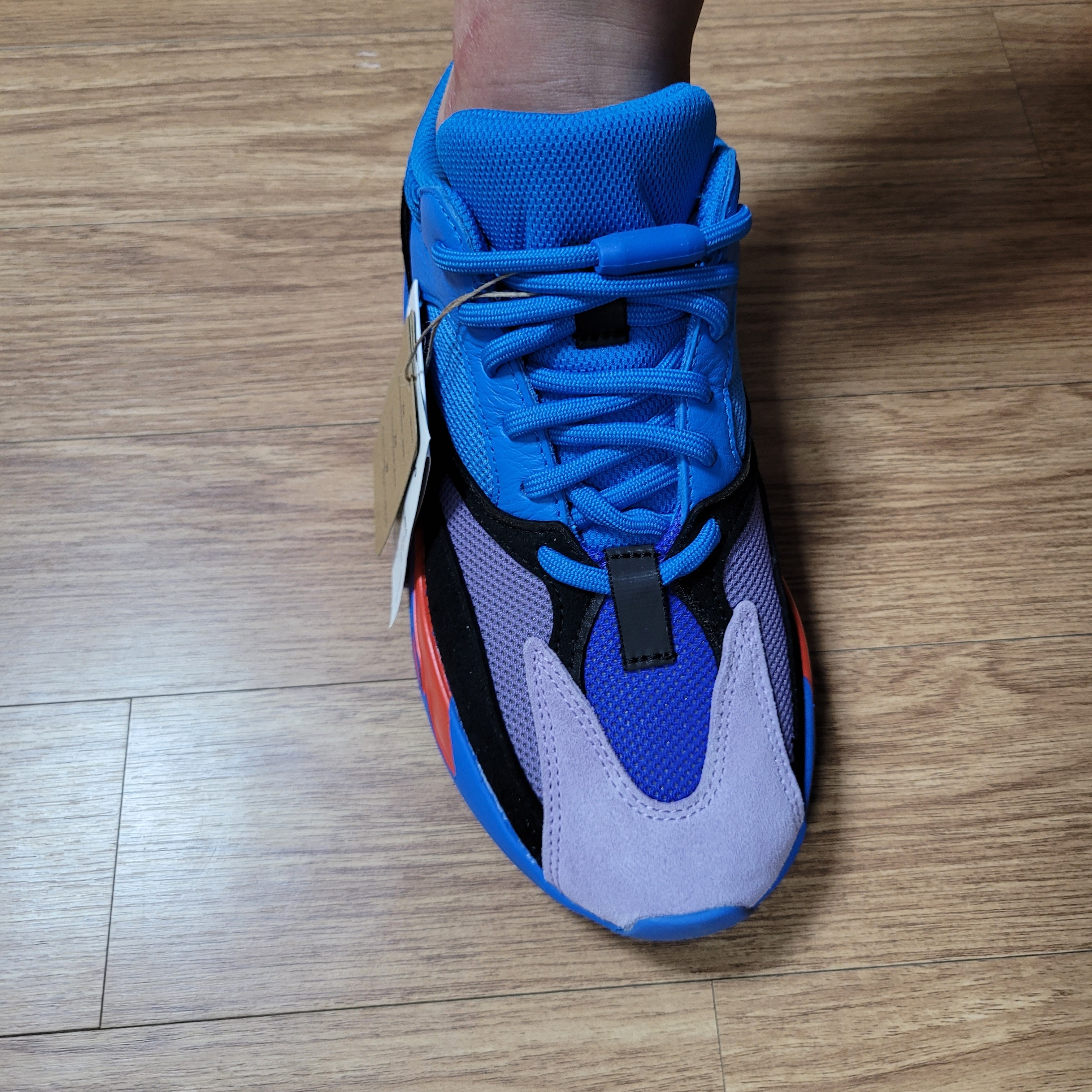 Adidas Yeezy Boost 700 Hi-Res Blue 착용 스타일 - 1