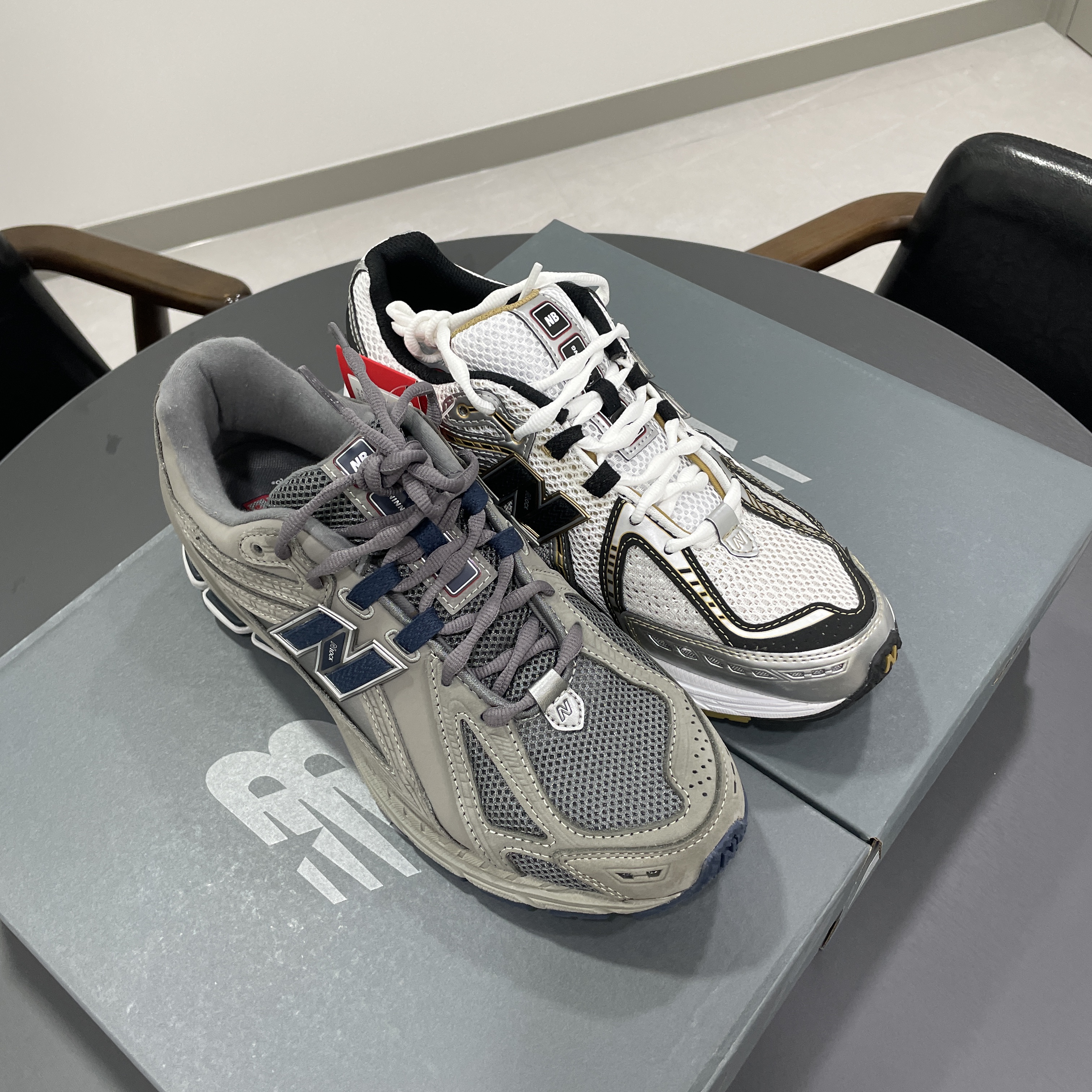 New Balance 1906R White Gold, New Balance 1906R Charcoal Grey 착용 스타일 - 2
