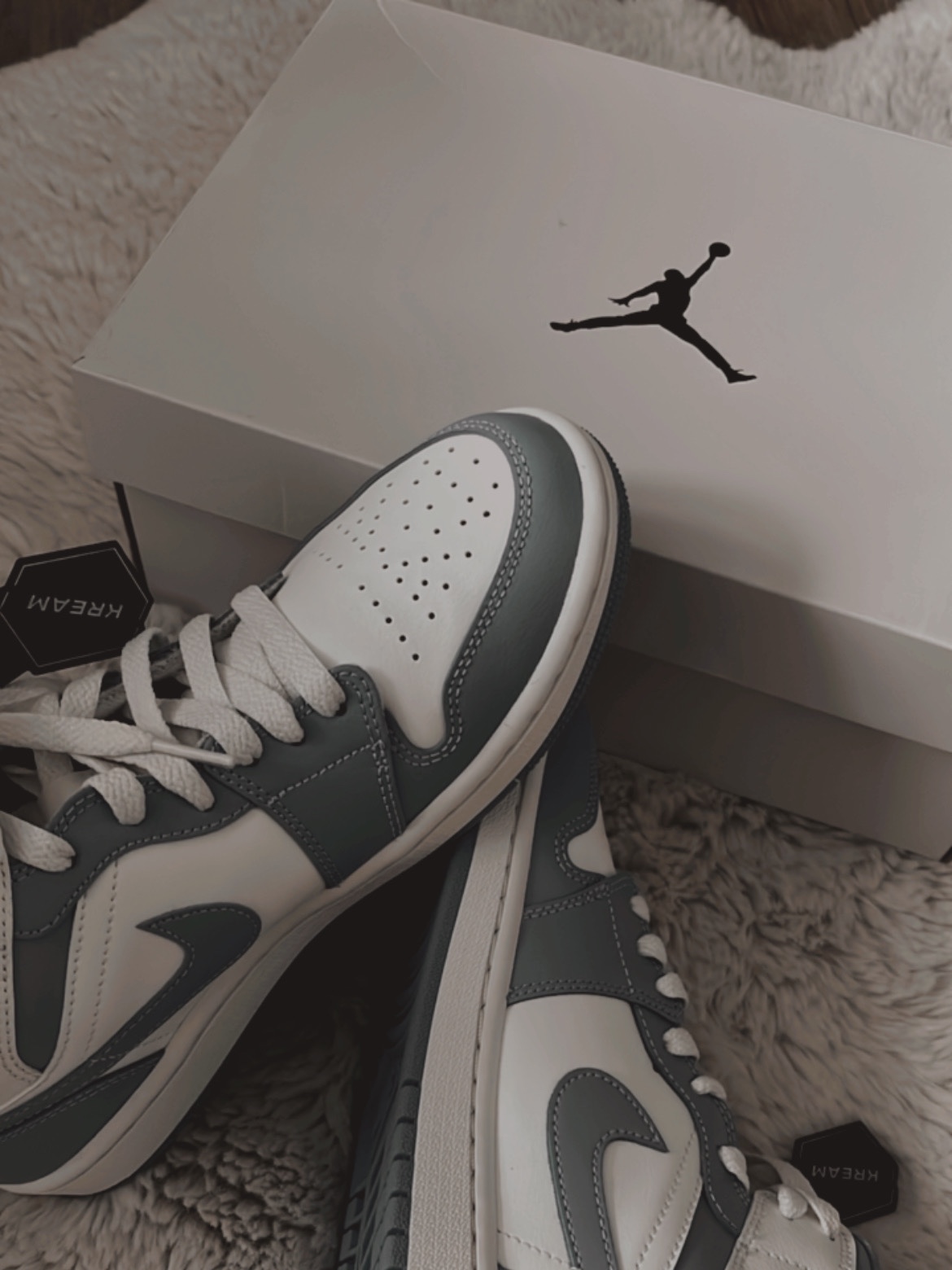 (W) Jordan 1 Mid Sail and Worn Blue 착용 스타일 - 2