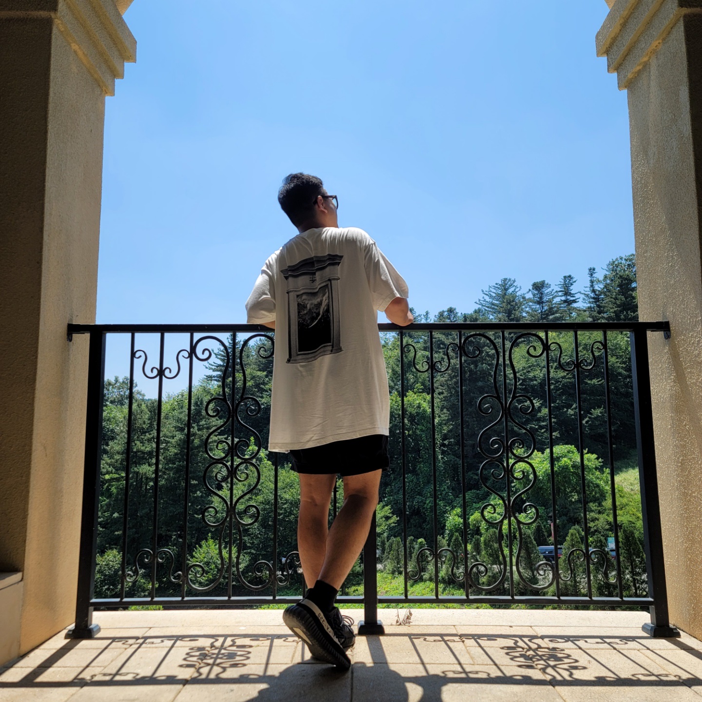 Stussy Surf Tomb Pigment Dyed T-Shirt Natural, Adidas Yeezy Boost 350 V2 Core Black White 2022 착용 스타일 - 1