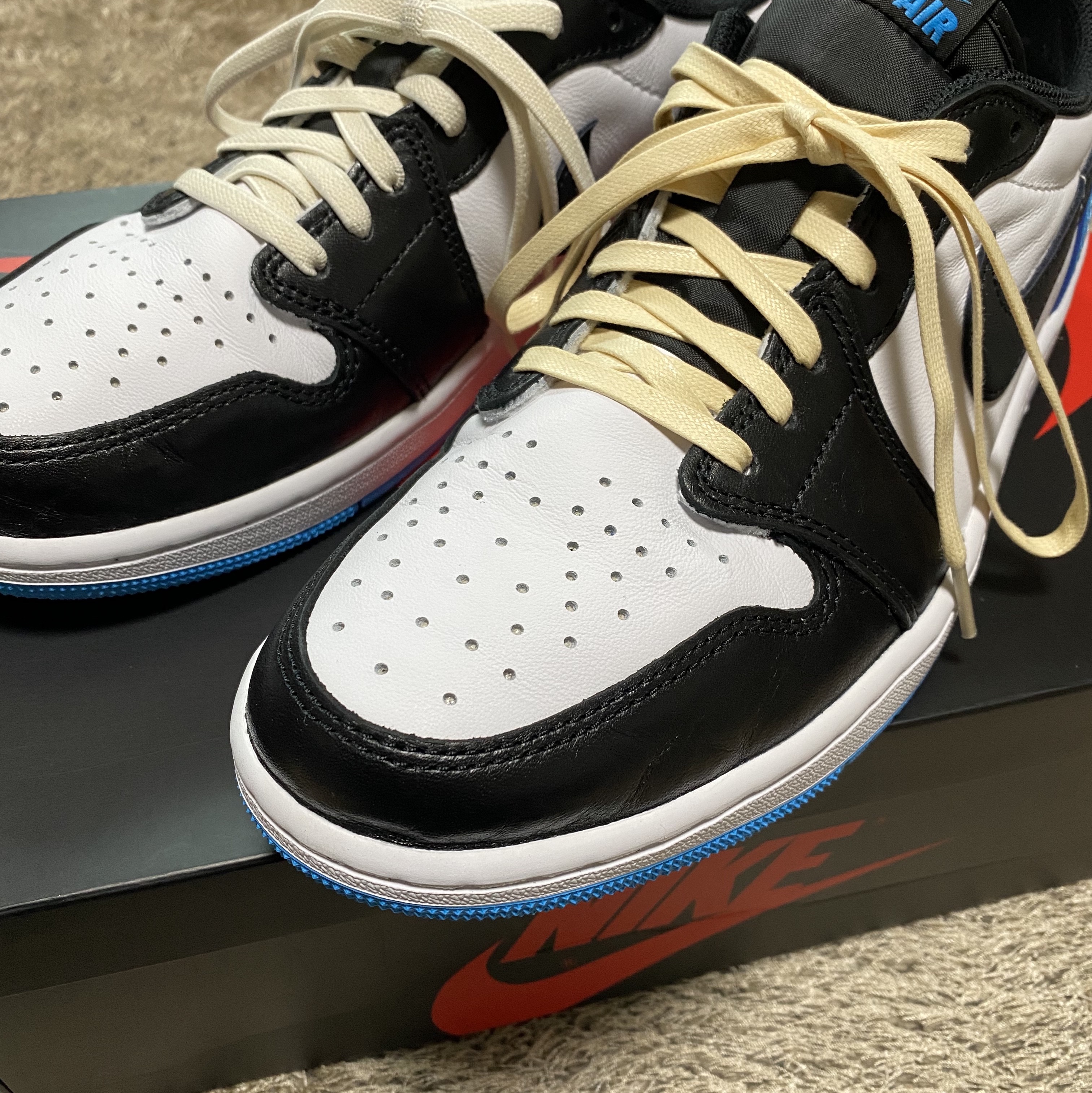 Jordan 1 Retro Low OG Black and Dark Powder Blue 착용 스타일