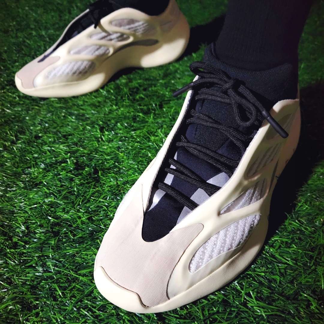 Adidas Yeezy 700 V3 Azael 2022/2023 착용 스타일 - 5