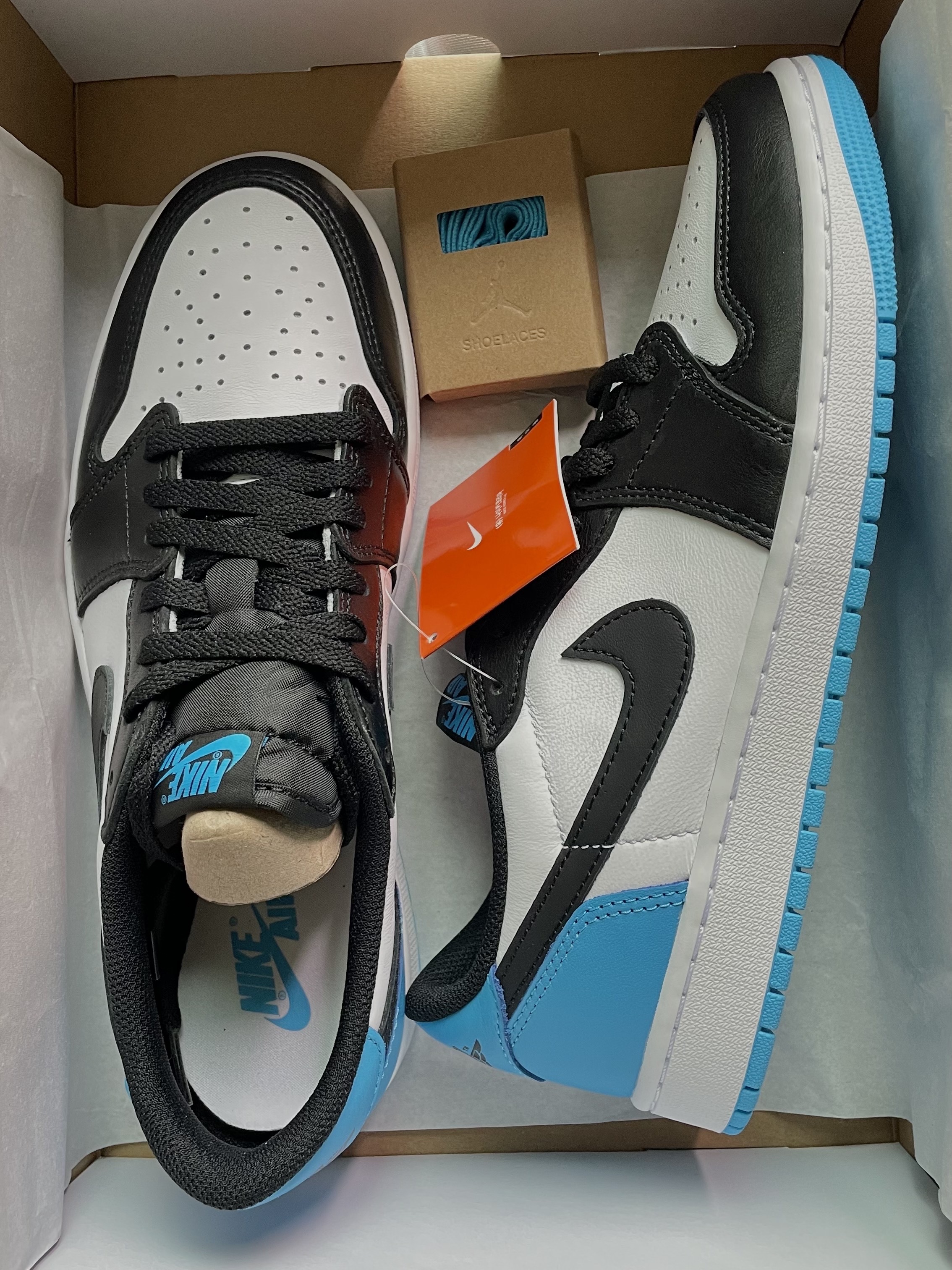 Jordan 1 Retro Low OG Black and Dark Powder Blue 착용 스타일