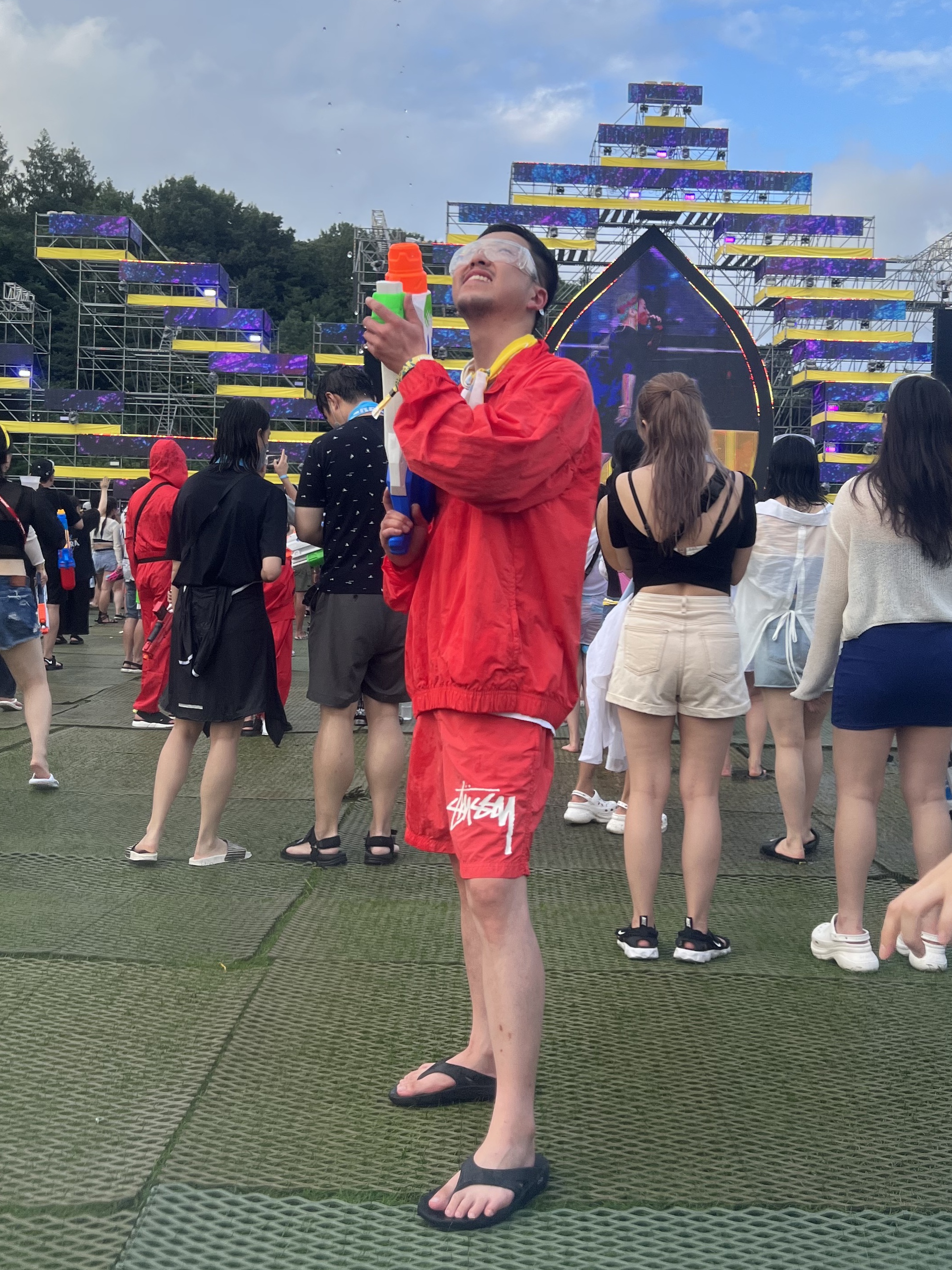 Nike x Stussy Windrunner Jacket Habanero Red, Nike x Stussy Water Shorts Habanero Red 착용 스타일