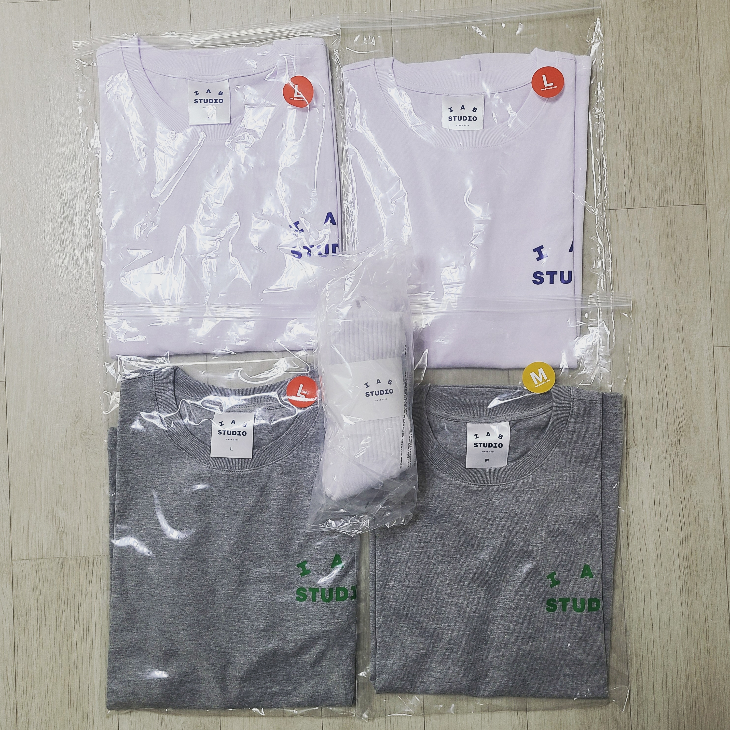 IAB Studio T-Shirt White Navy - 22FW, IAB Studio T-Shirt Gray Green - 22FW 착용 스타일