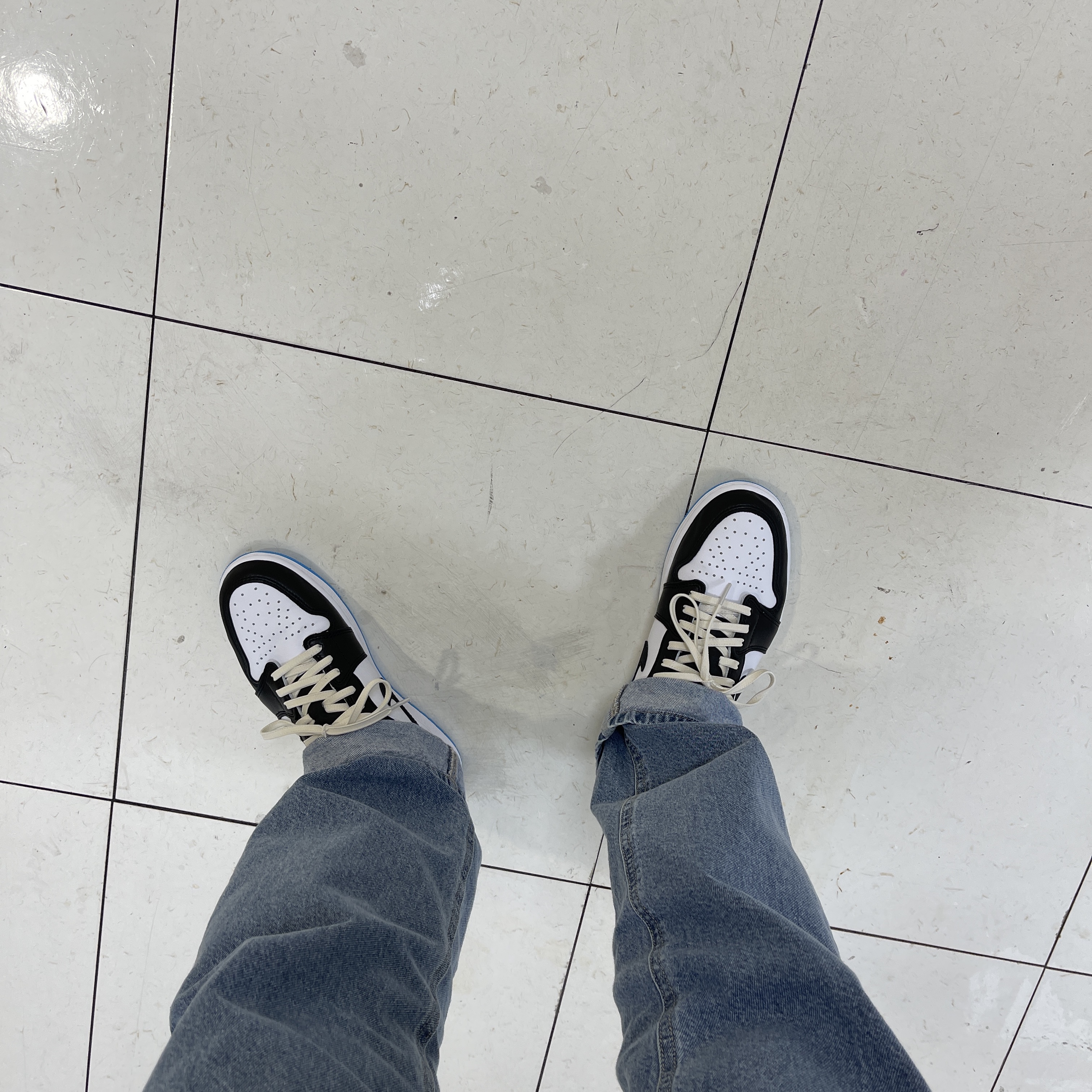 Jordan 1 Retro Low OG Black and Dark Powder Blue 착용 스타일 - 2